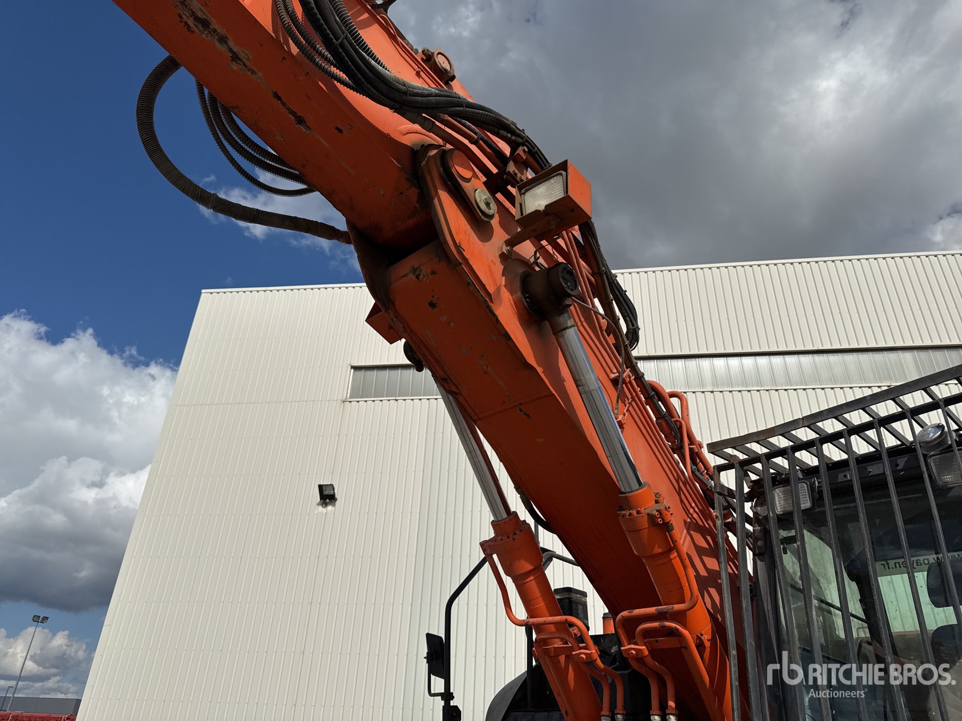 2017 Hitachi ZX225USLC-6