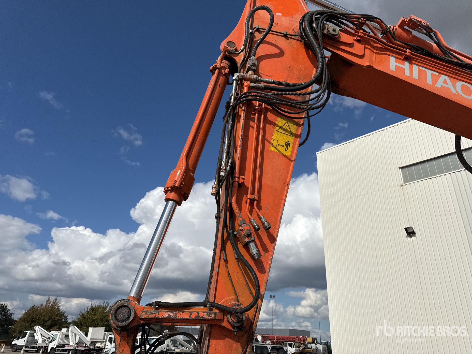 2017 Hitachi ZX225USLC-6