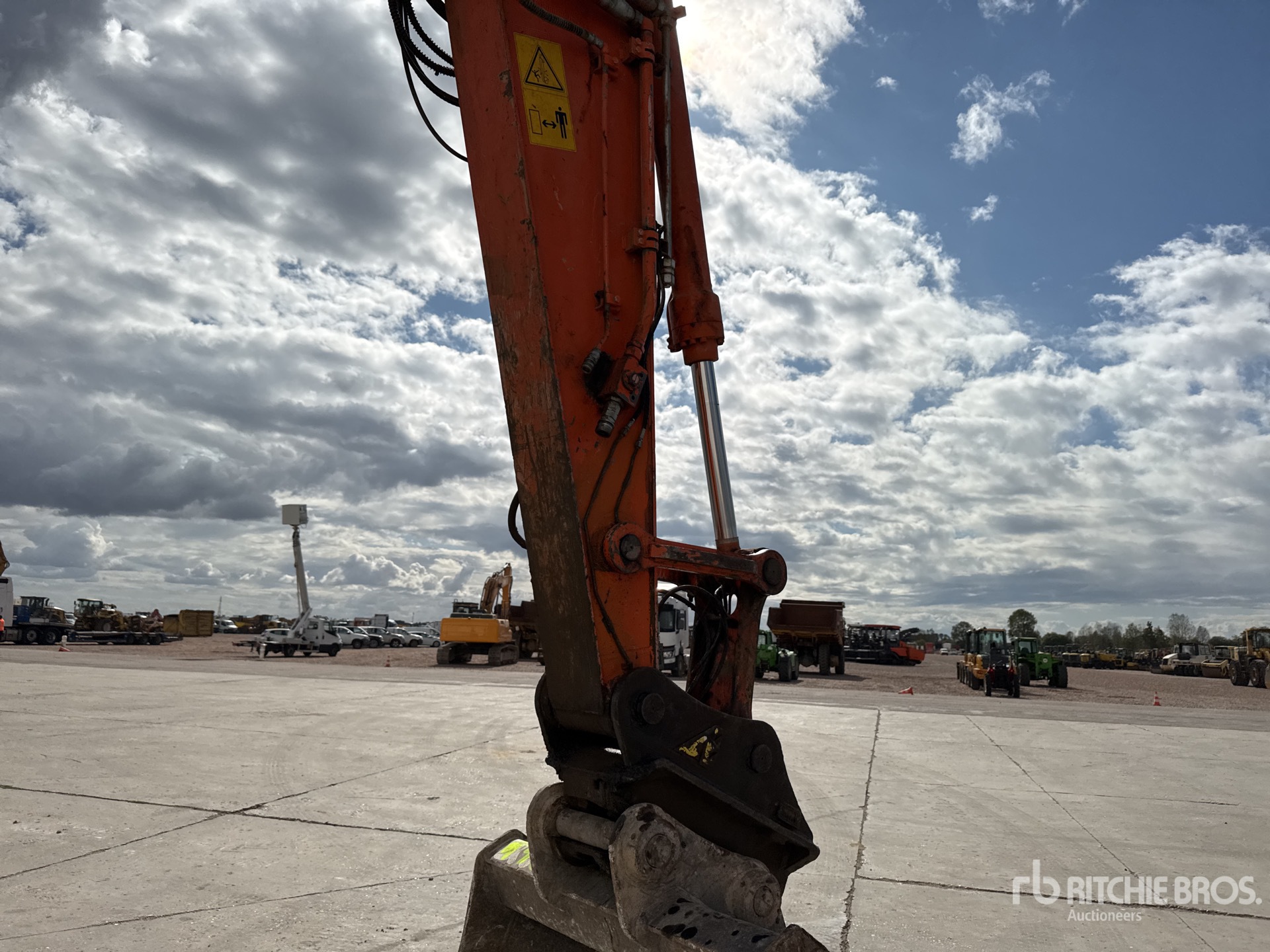 2017 Hitachi ZX225USLC-6