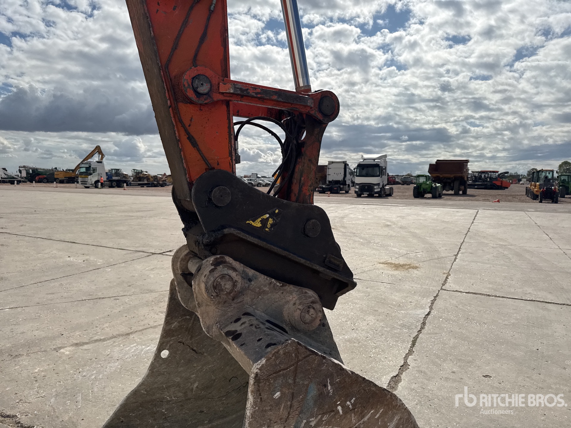2017 Hitachi ZX225USLC-6
