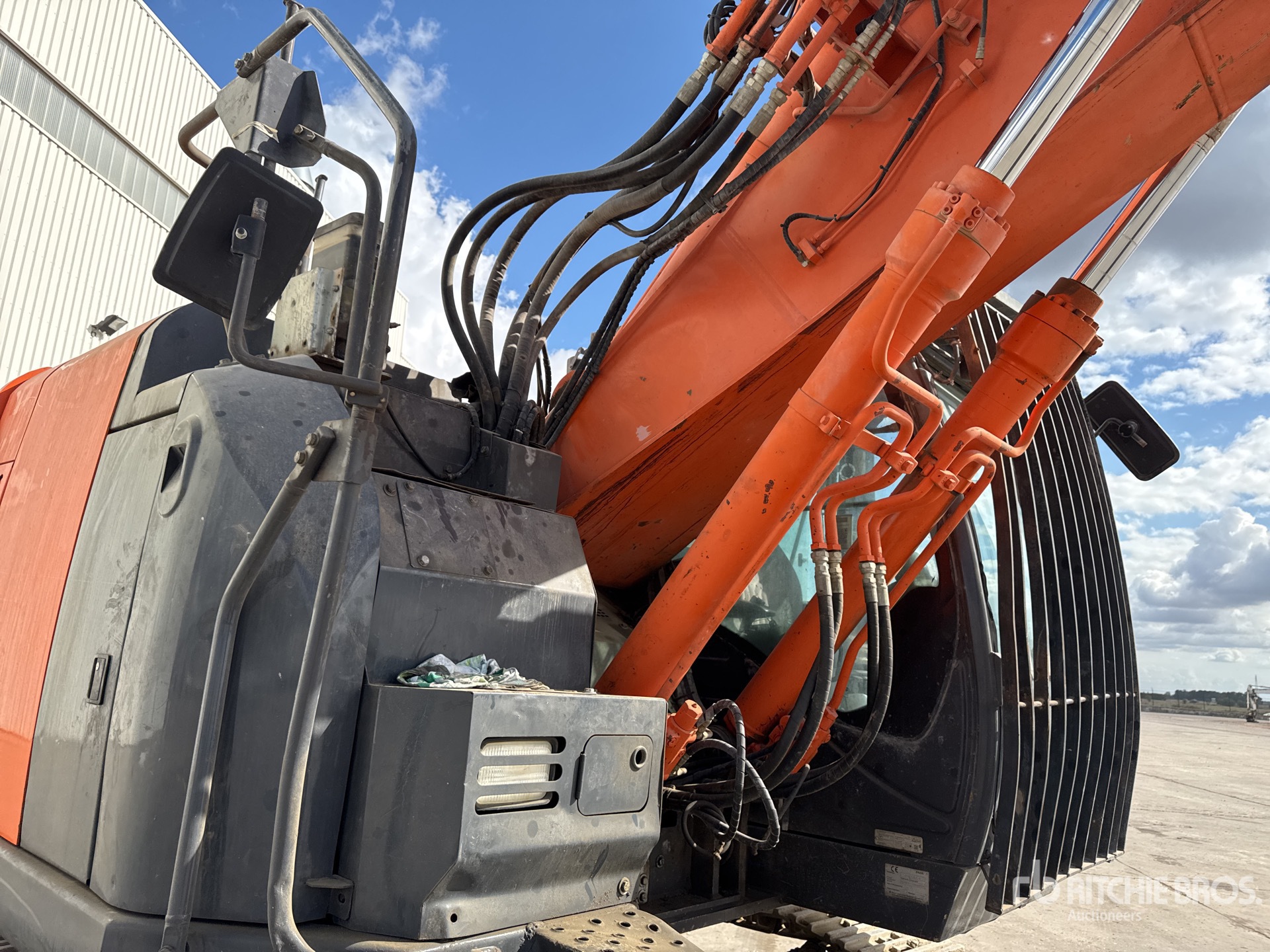 2017 Hitachi ZX225USLC-6