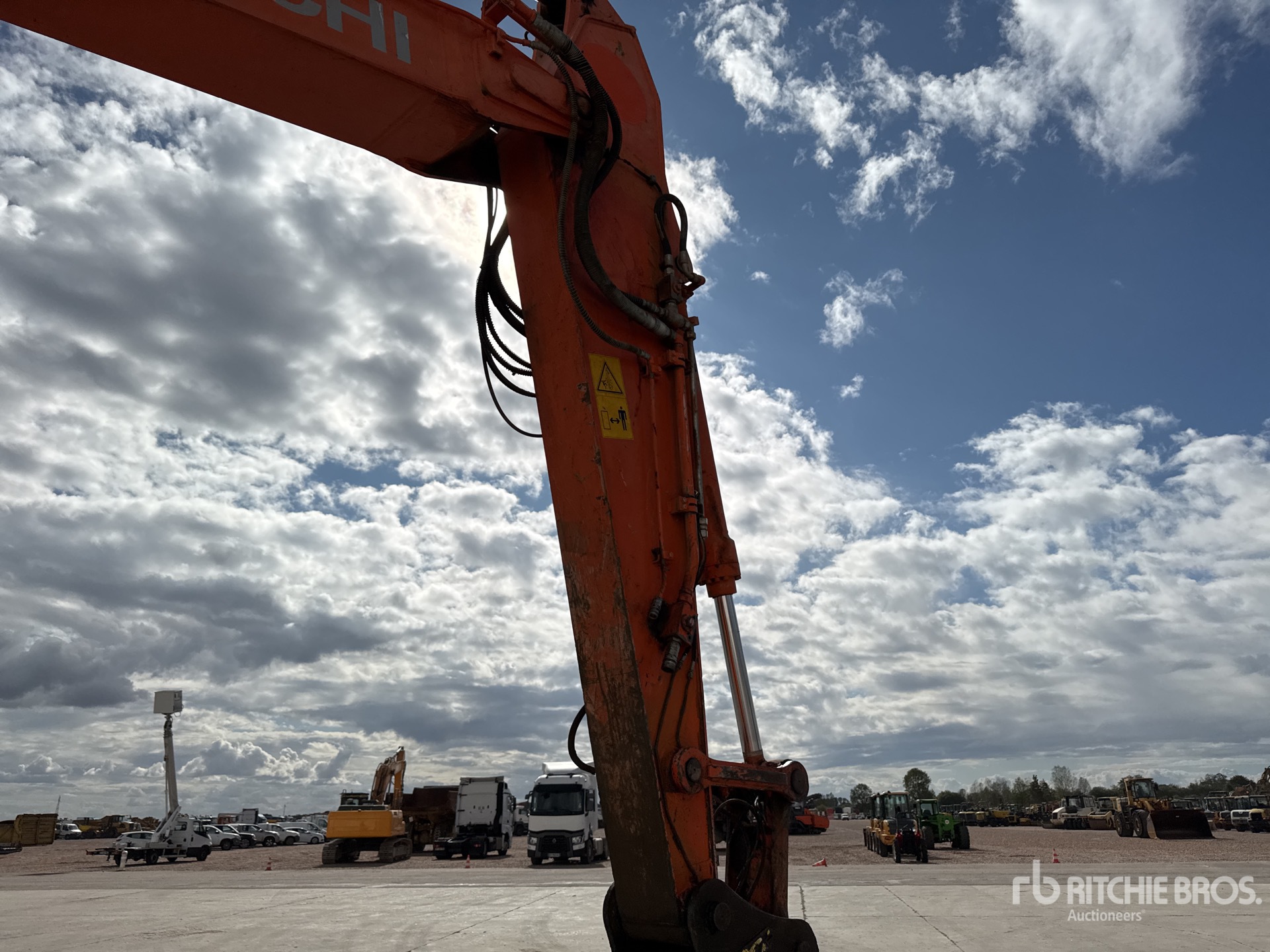 2017 Hitachi ZX225USLC-6