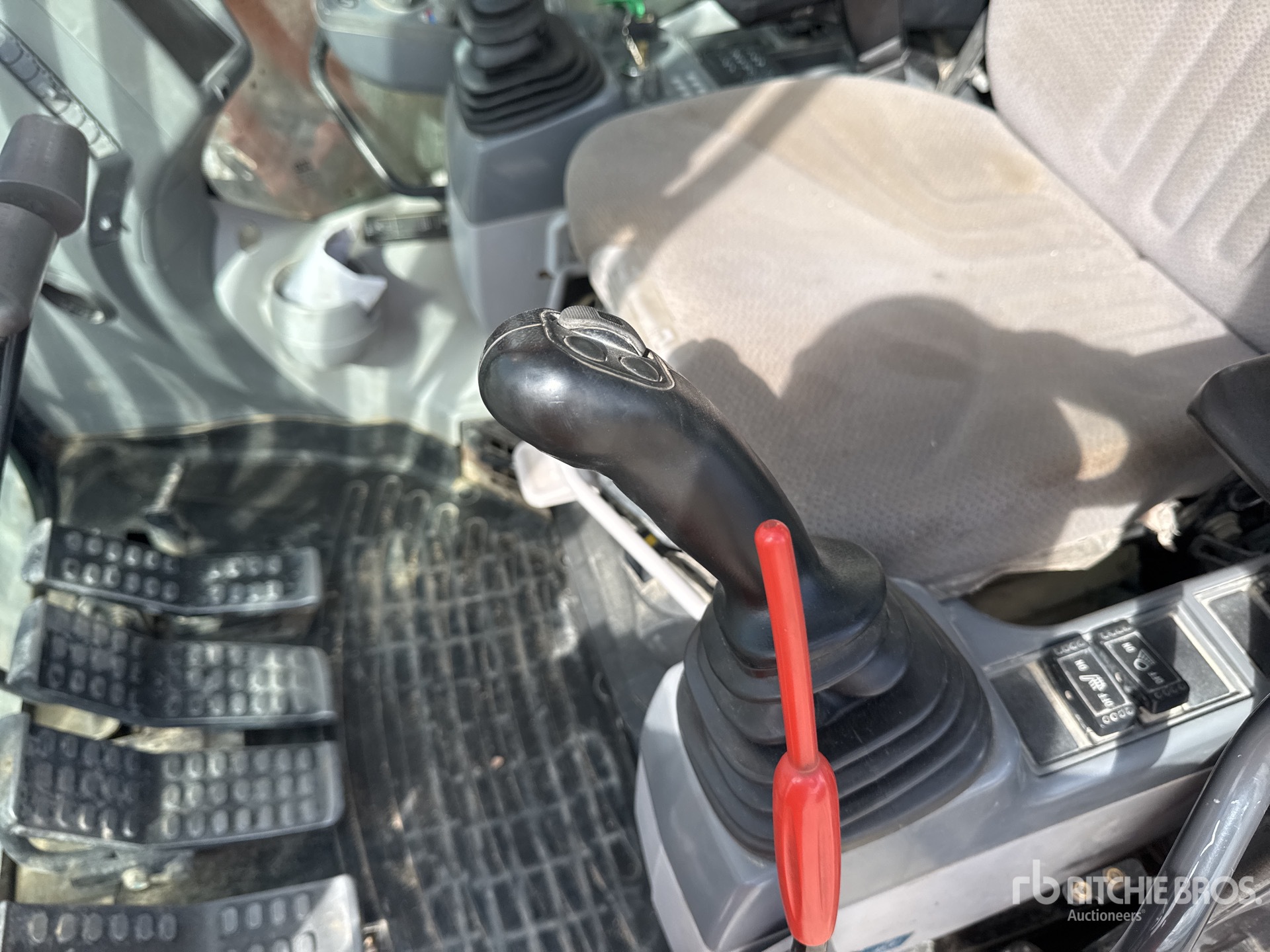 2017 Hitachi ZX225USLC-6