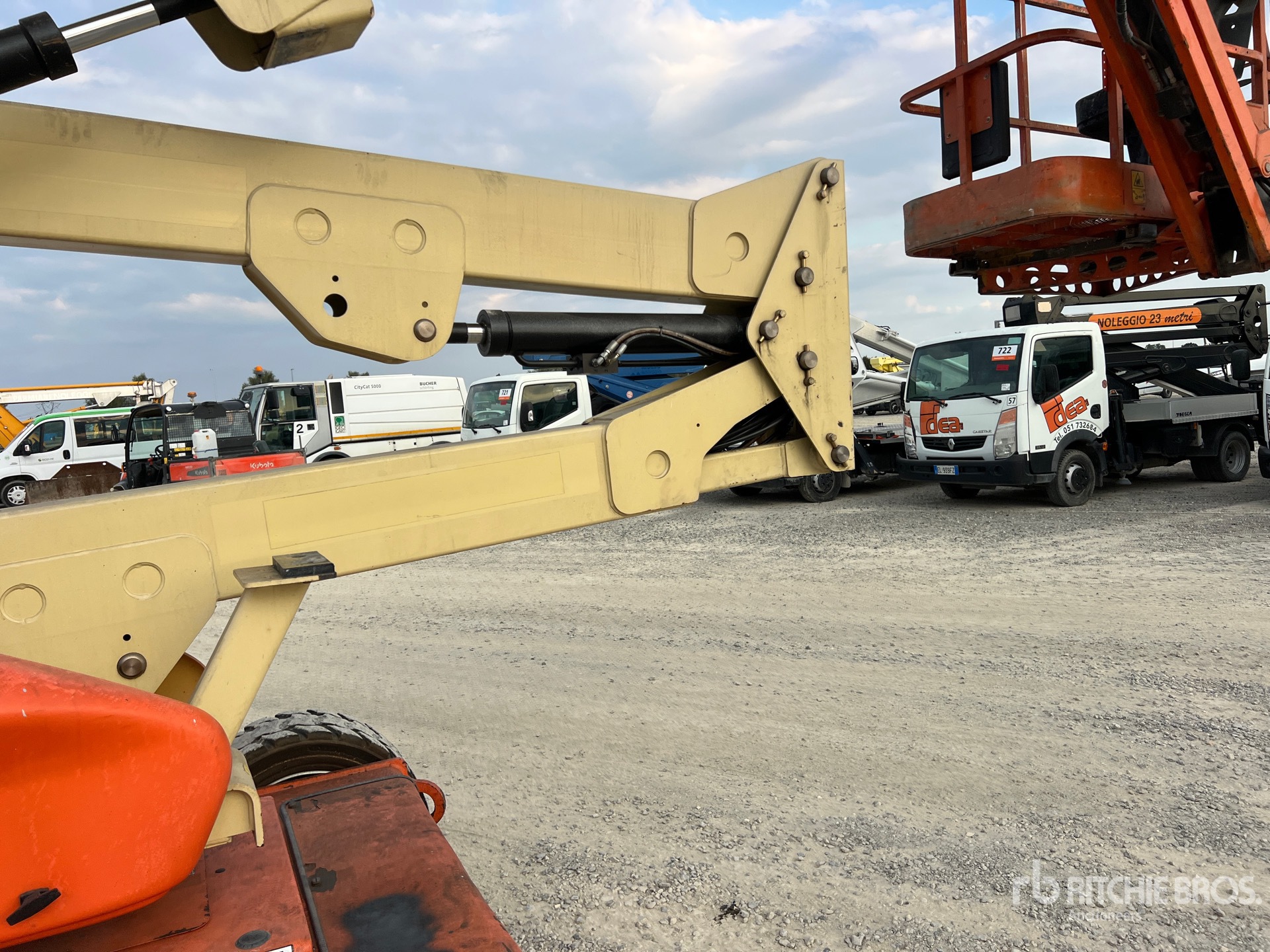2008 JLG E450A