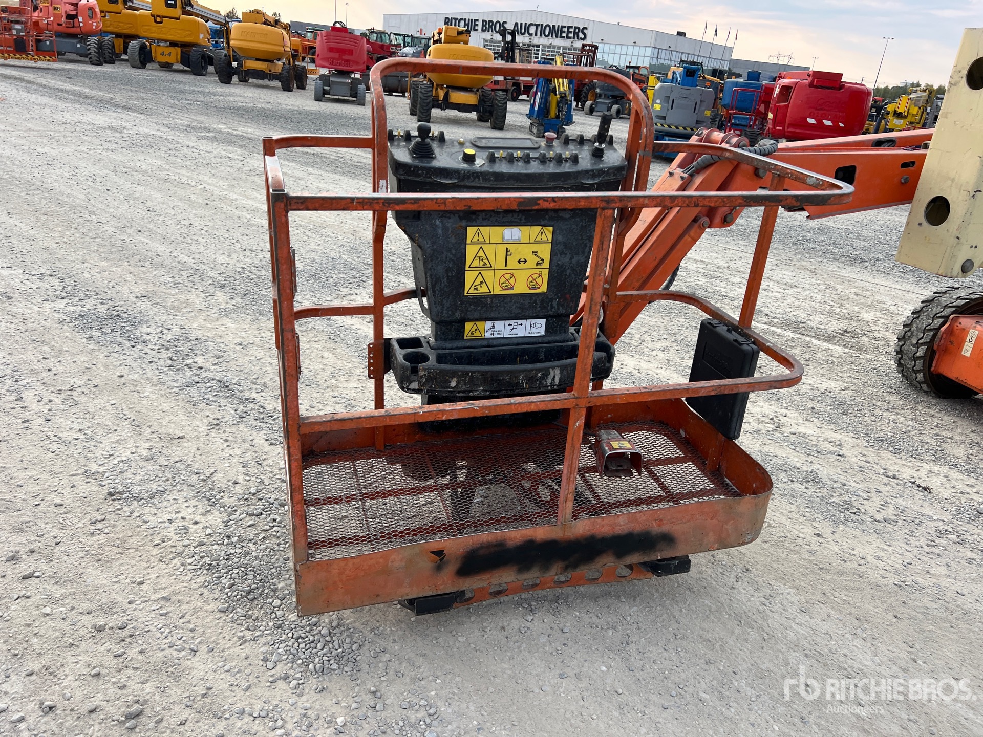 2008 JLG E450A
