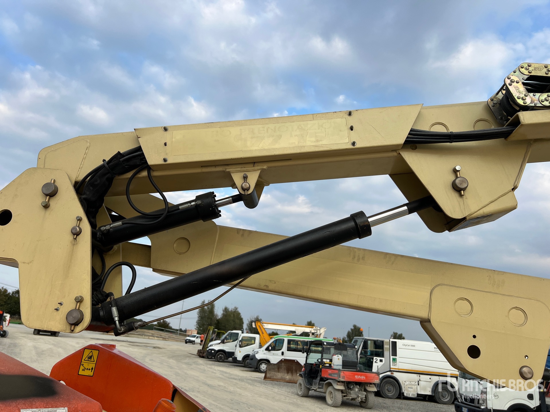 2008 JLG E450A