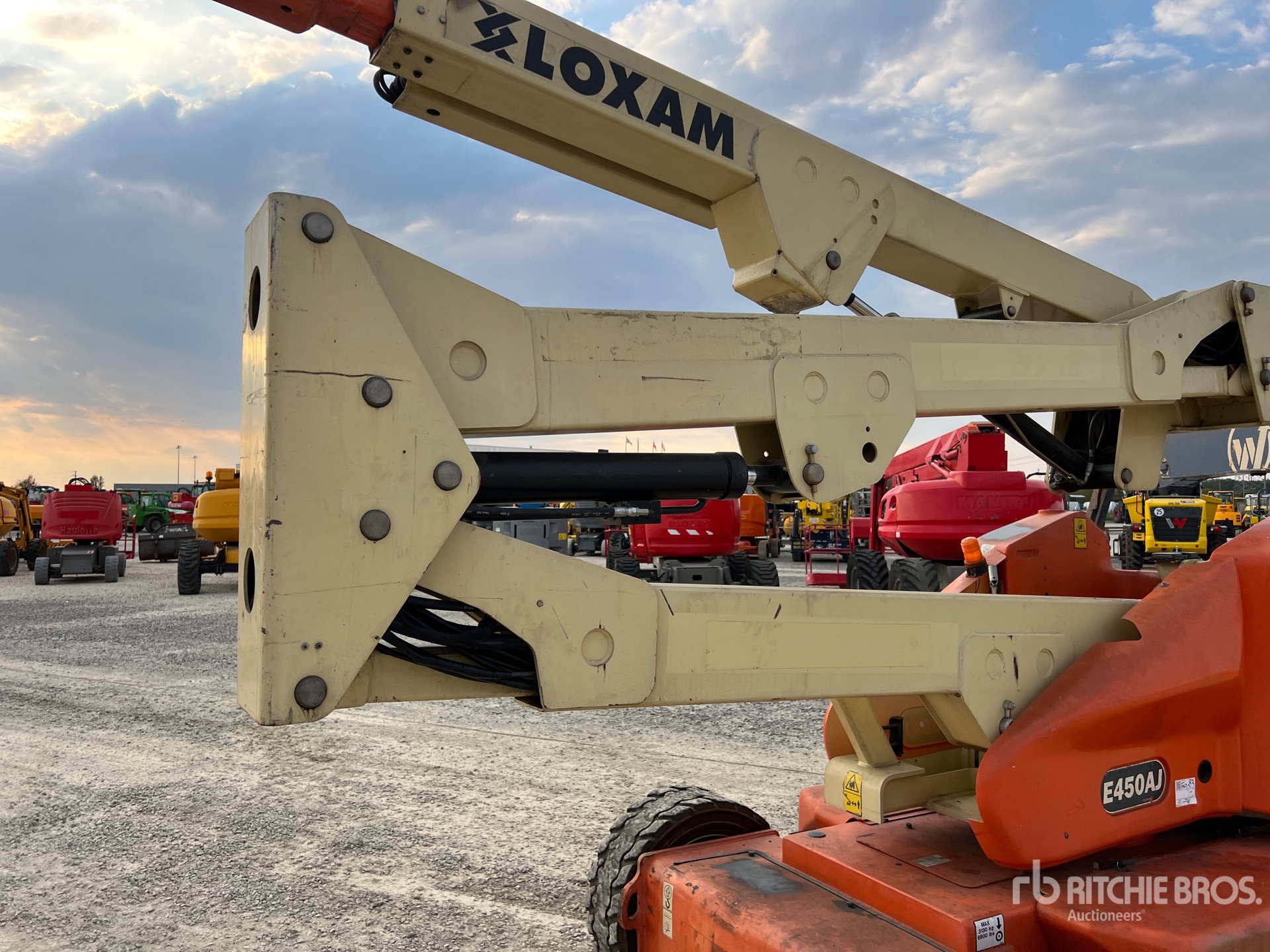 2008 JLG E450A