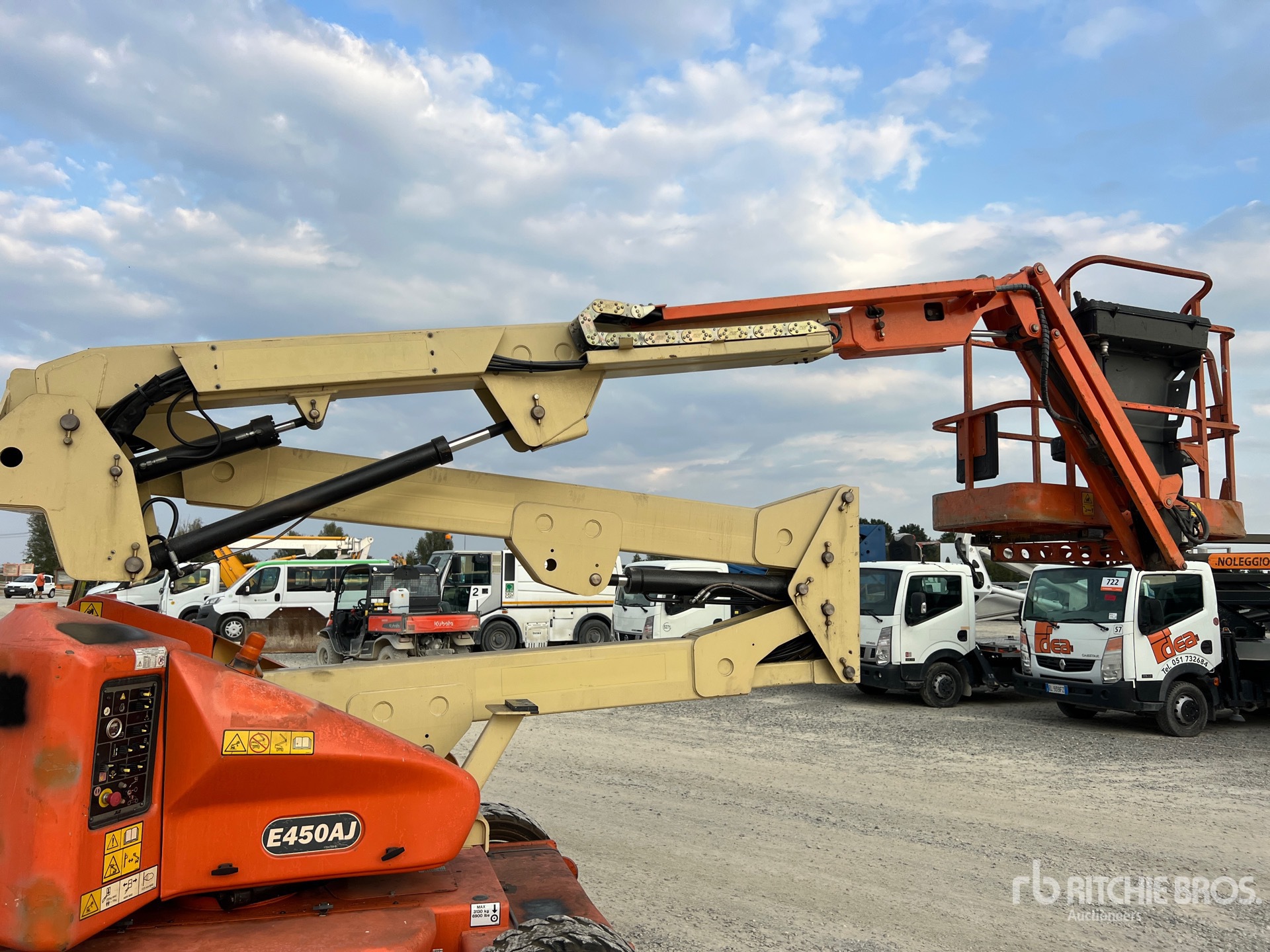2008 JLG E450A