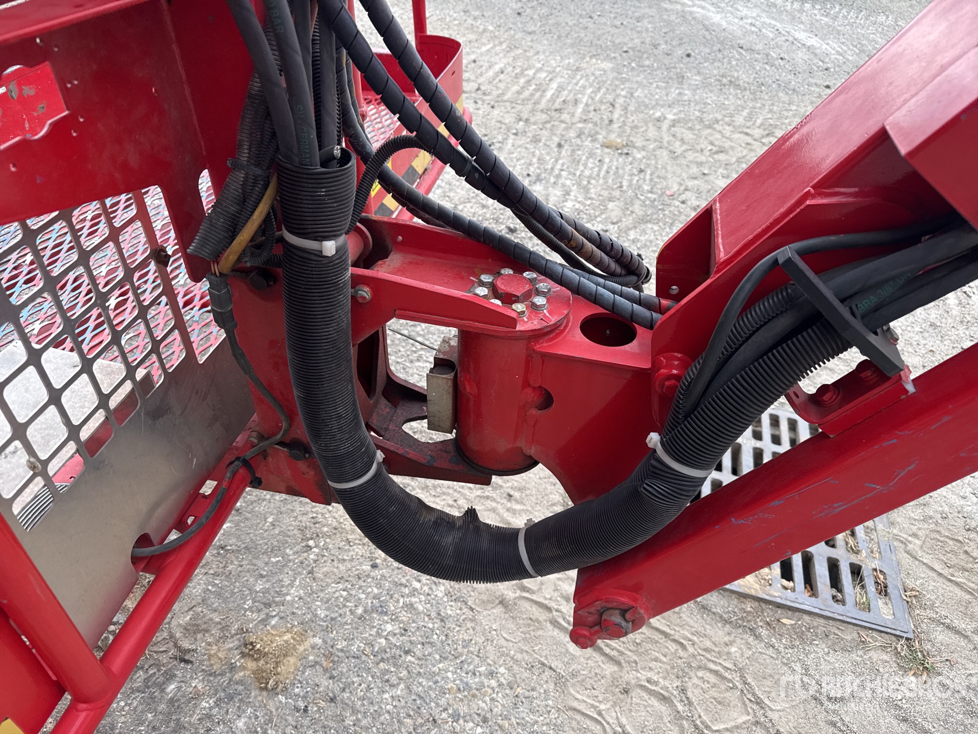 2011 Genie S-105