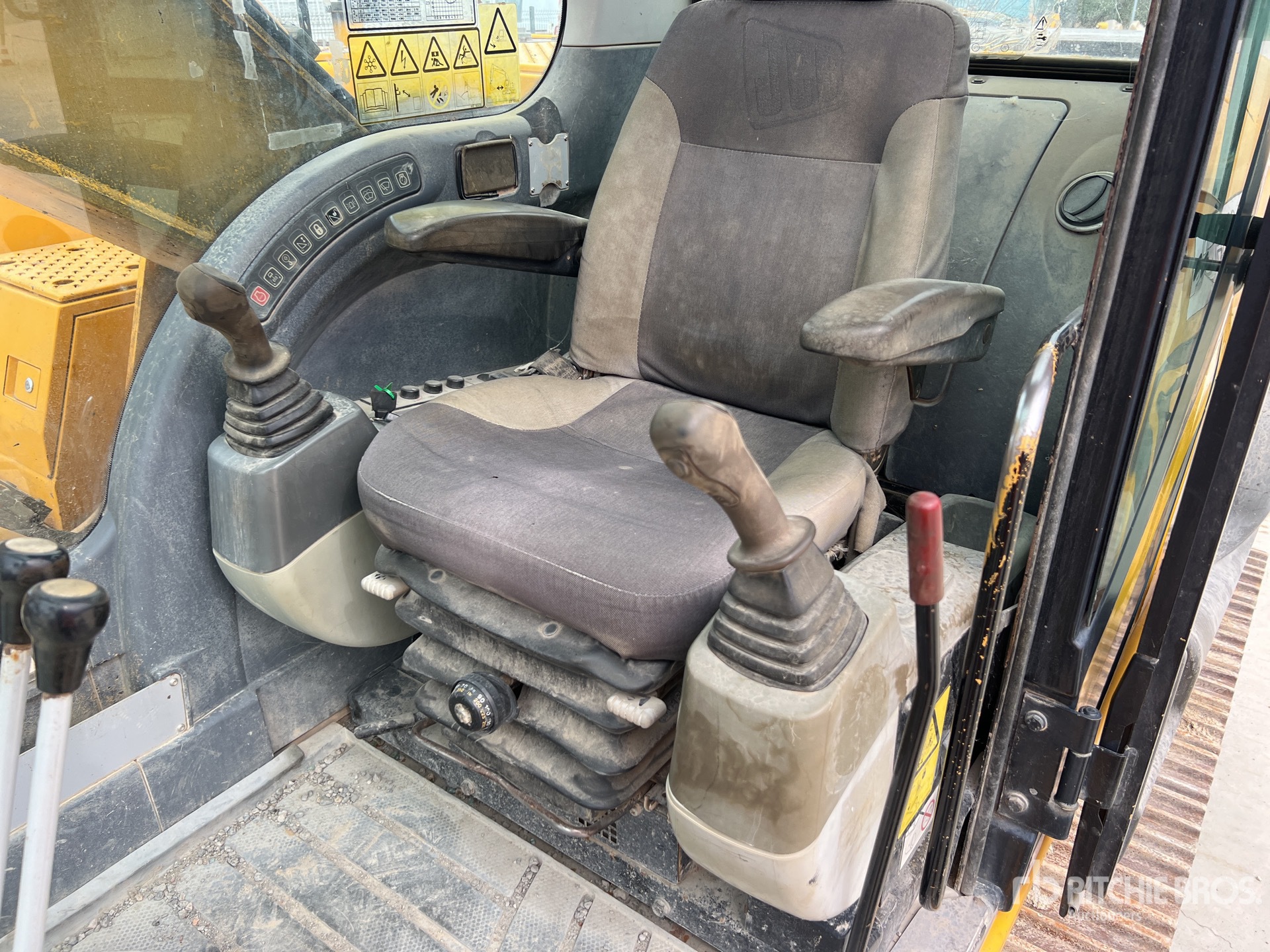 2005 JCB JS210LC