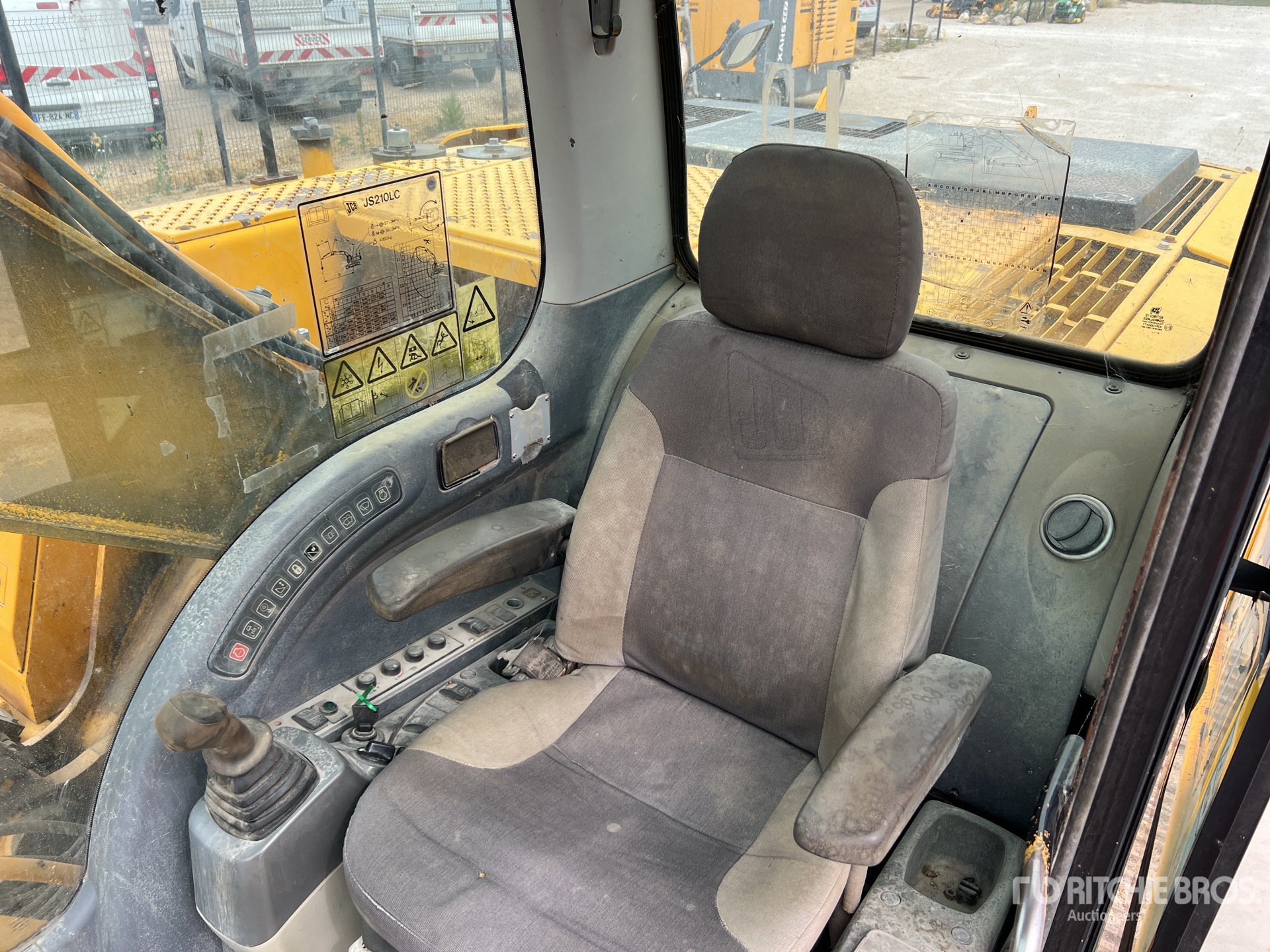2005 JCB JS210LC