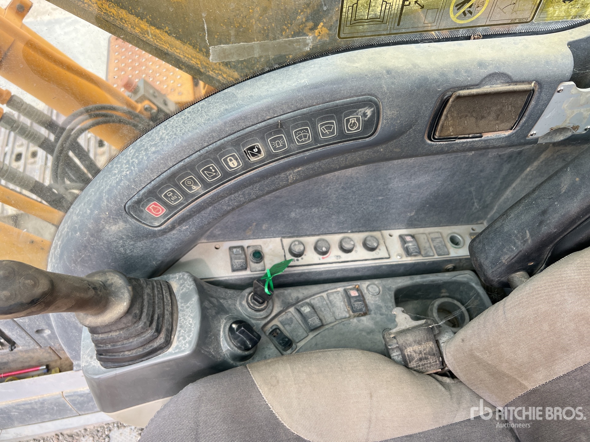 2005 JCB JS210LC