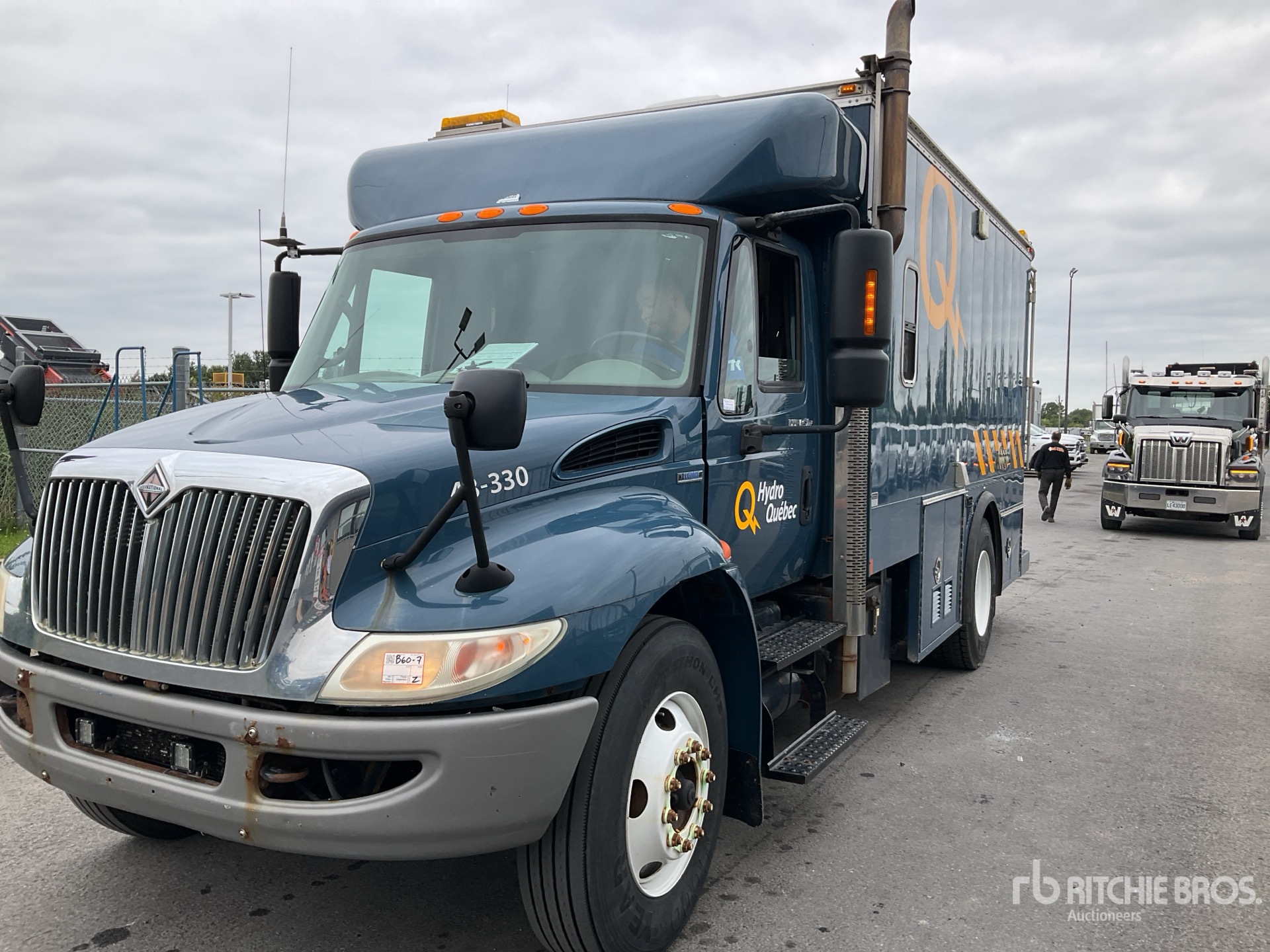 Photo of 2009 International 4300SBA