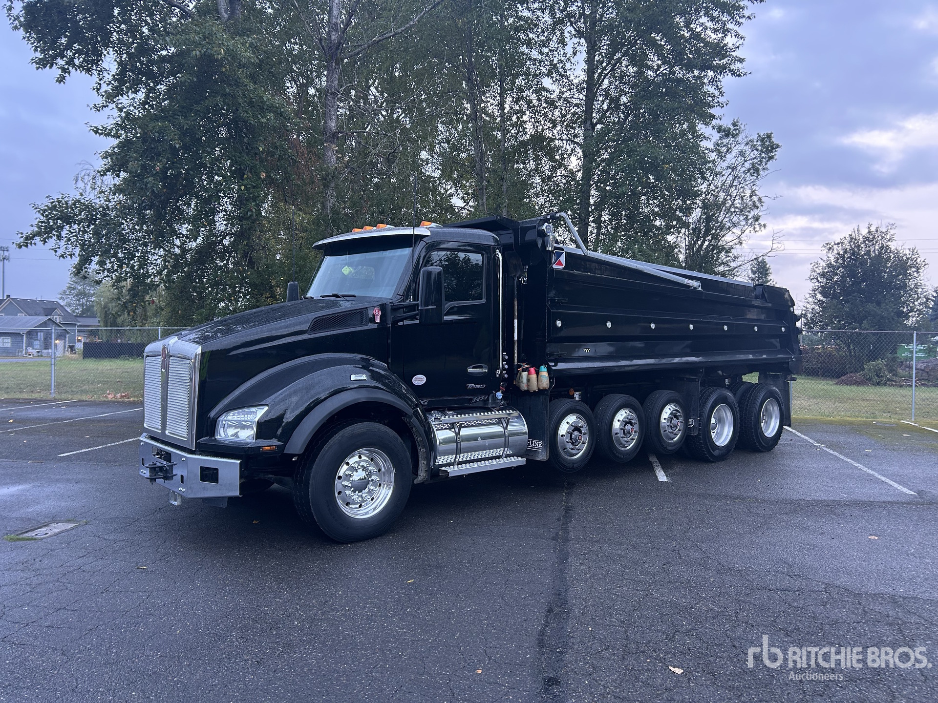 Photo of 2025 Kenworth T880