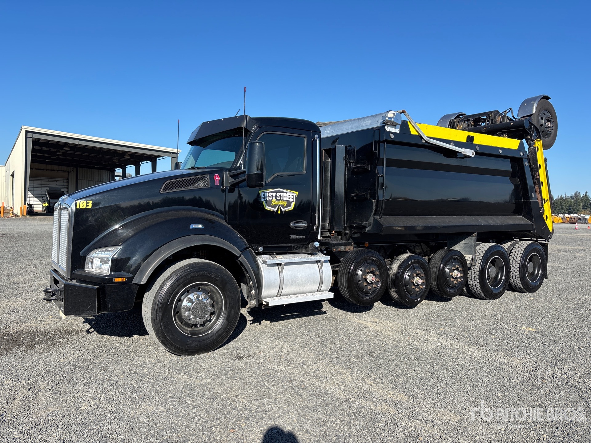 Photo of 2023 Kenworth T880