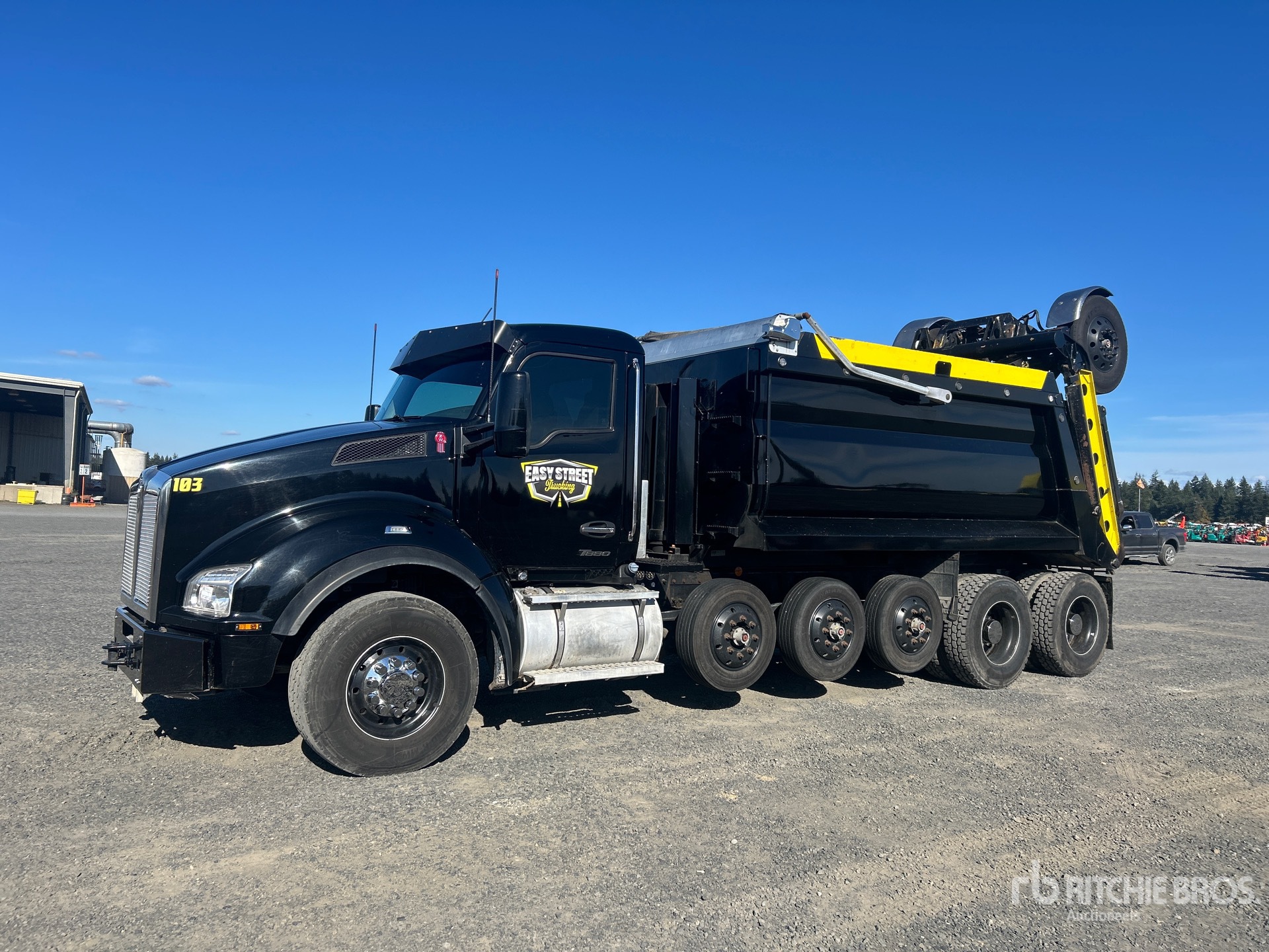 Photo of 2023 Kenworth T880
