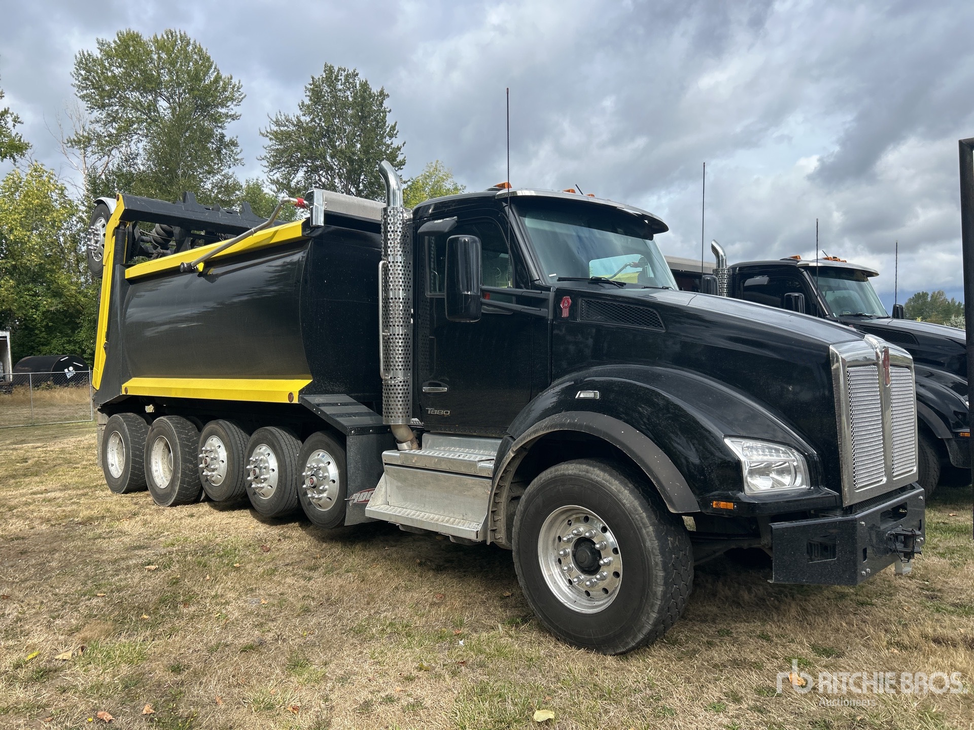 Photo of 2025 Kenworth T880