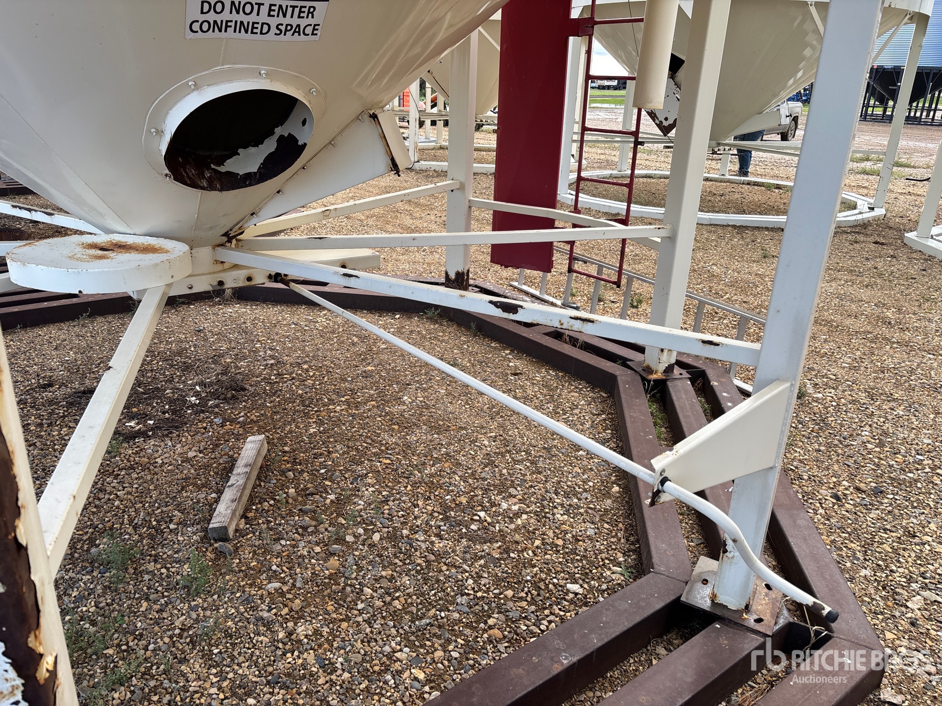 Friesen +/- 165 ton 5 Ring Fertilizer H ...