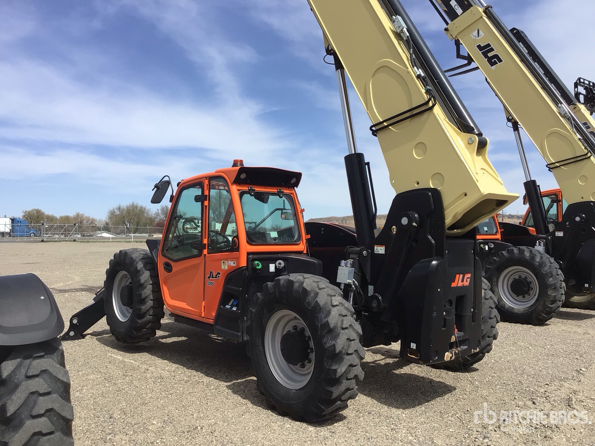 2022 JLG 1055