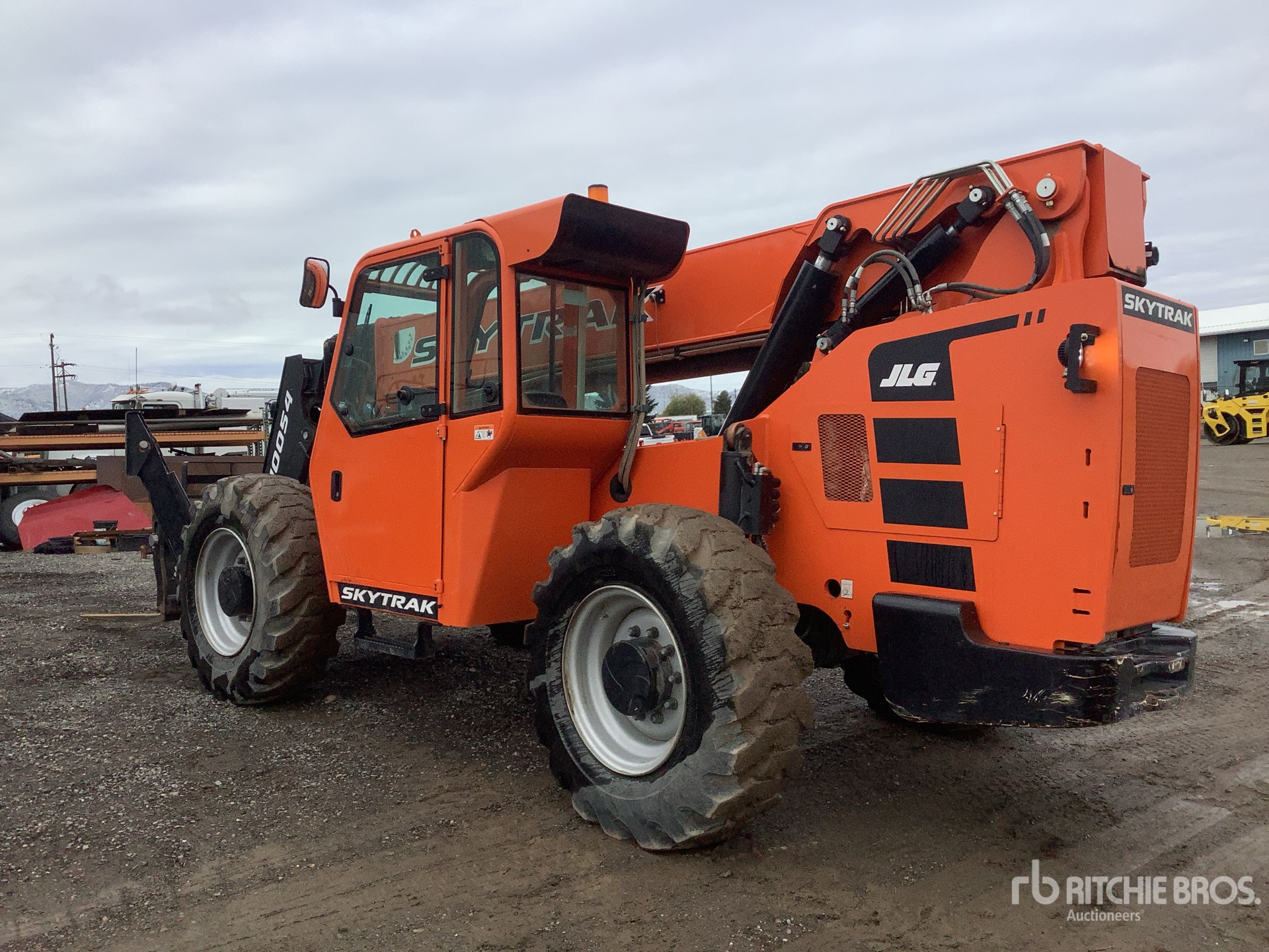 2023 JLG 10054