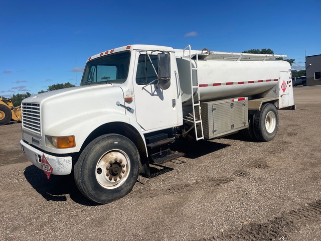 1998 International 4900 2000 gal 4x2 Tanker Truck