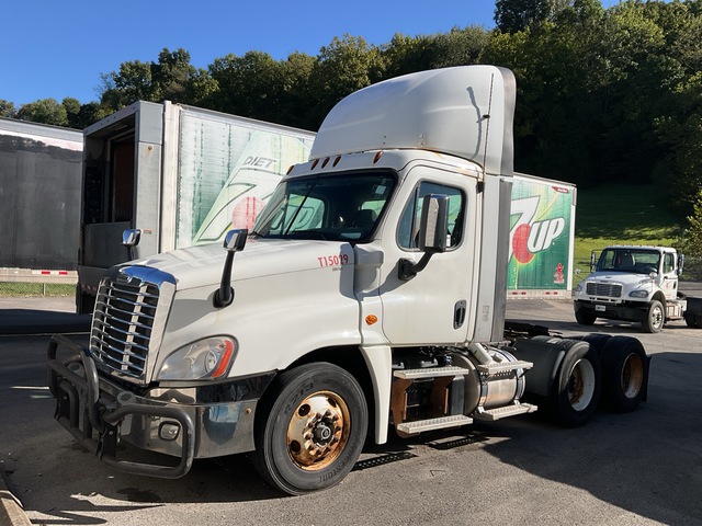 2016 Freightliner Cascadia 125 6x4 T/A Day Cab Truck Tractor