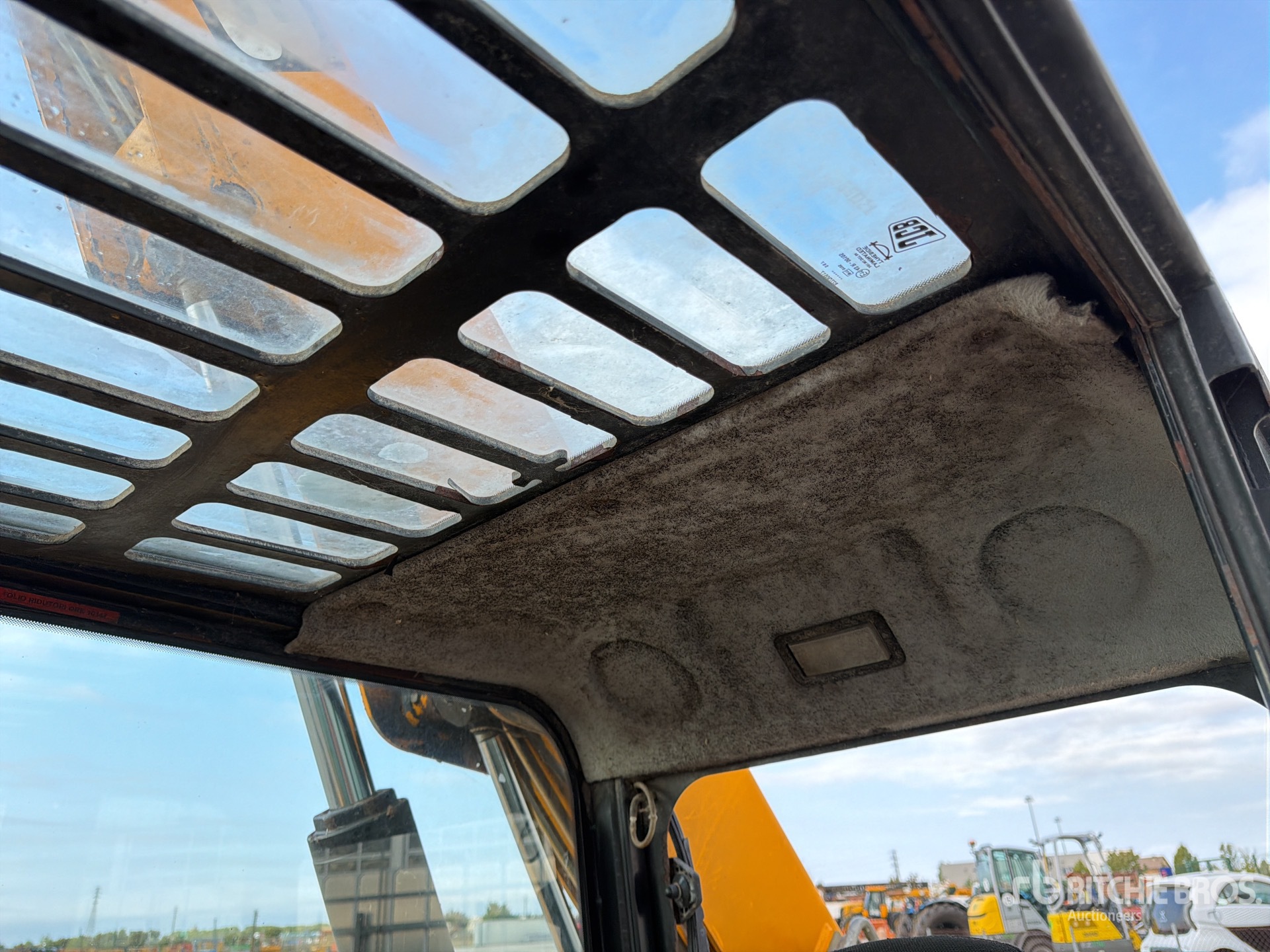 2015 JCB 525