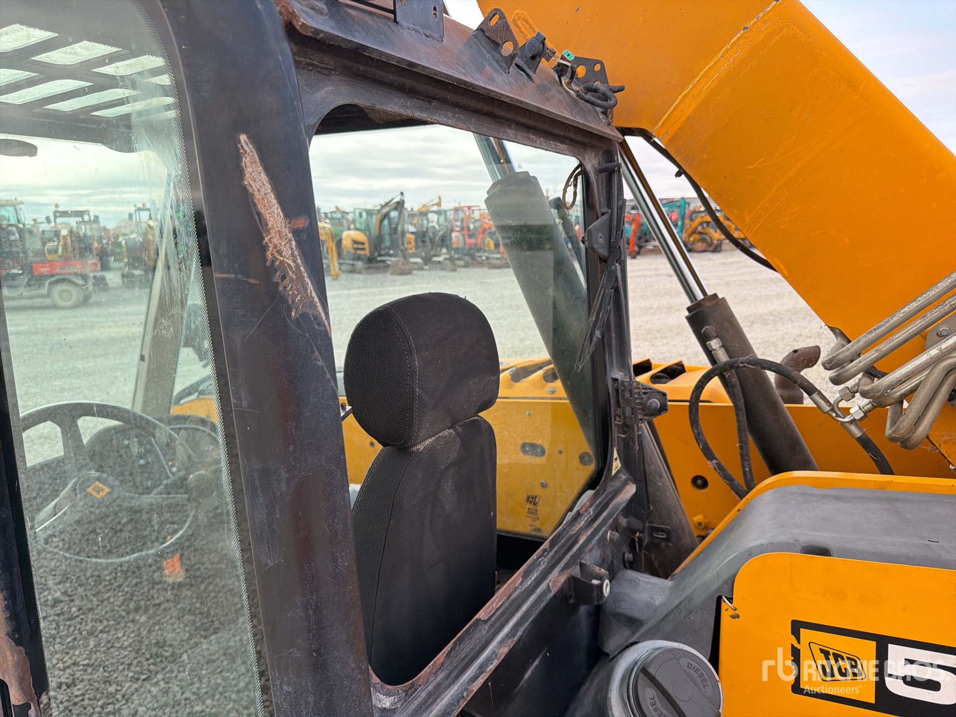 2015 JCB 525