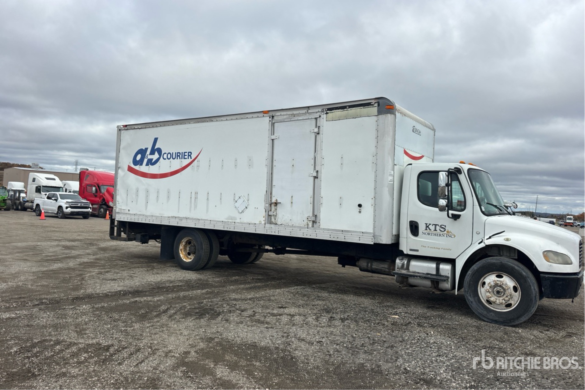 2005 Freightliner M2106