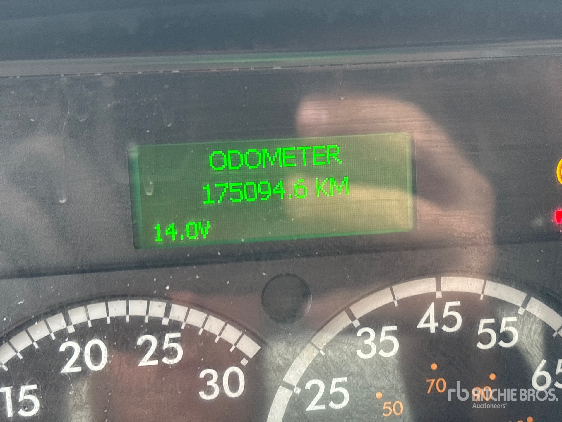 2005 Freightliner M2106