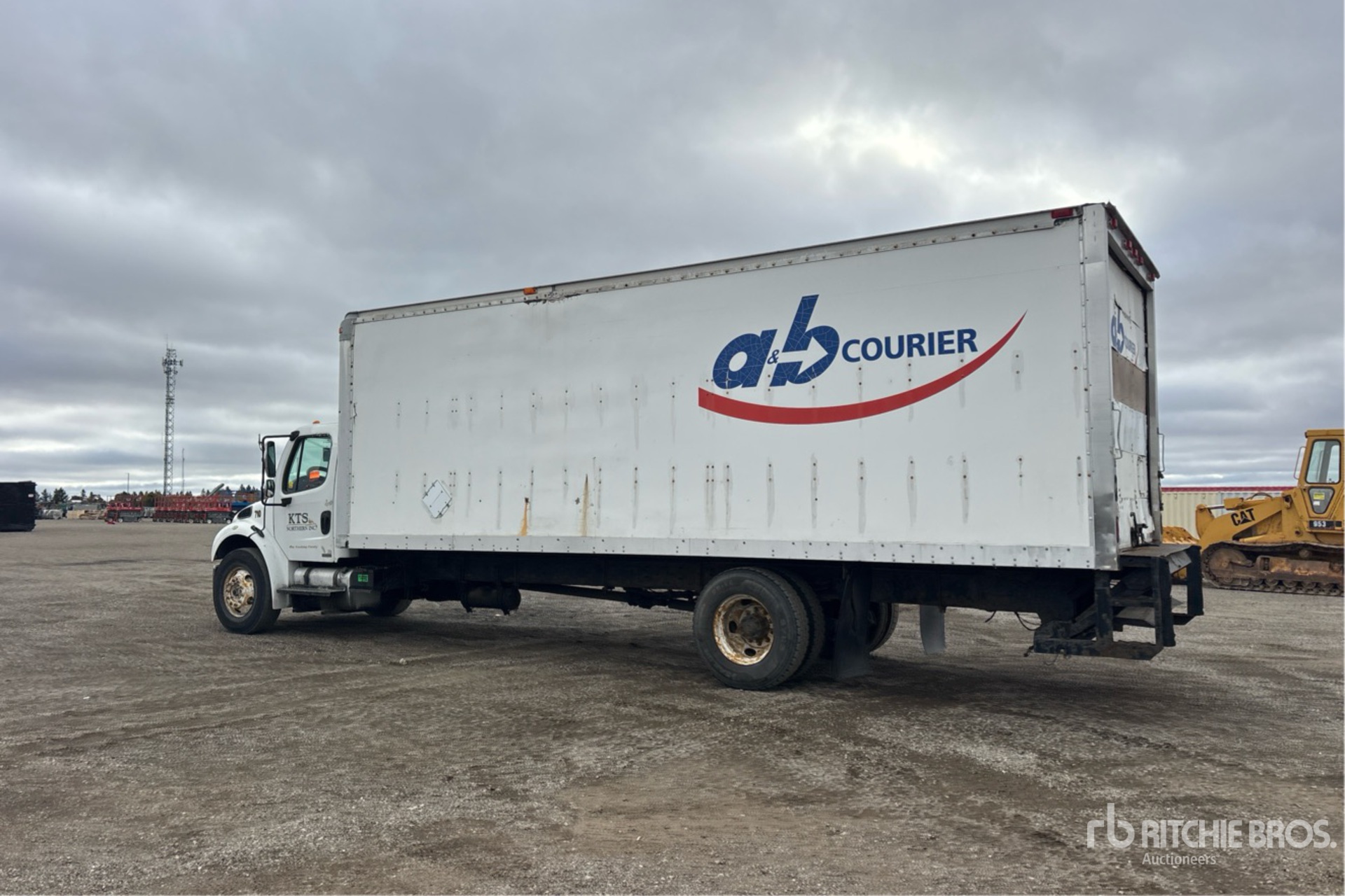 2005 Freightliner M2106