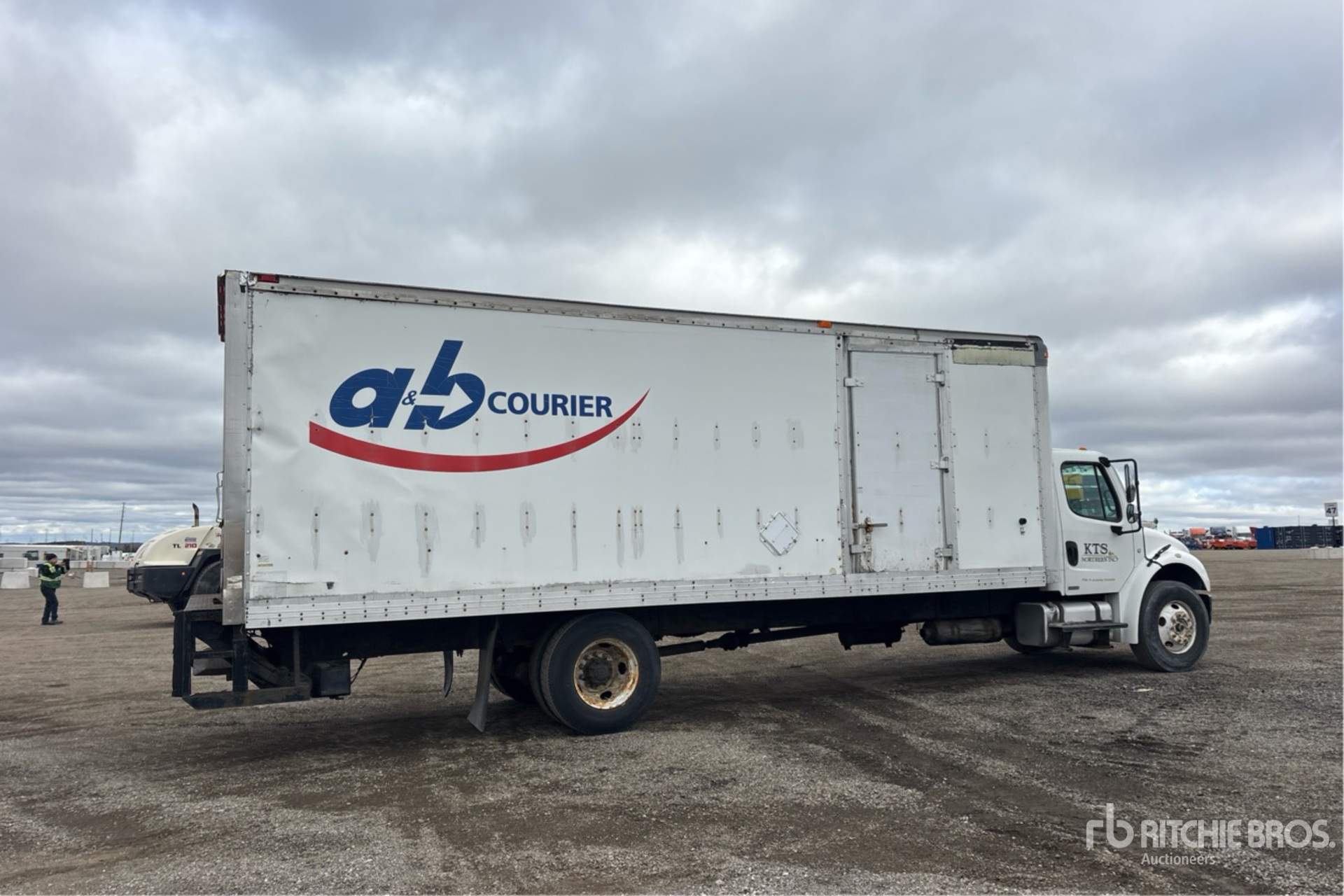 2005 Freightliner M2106