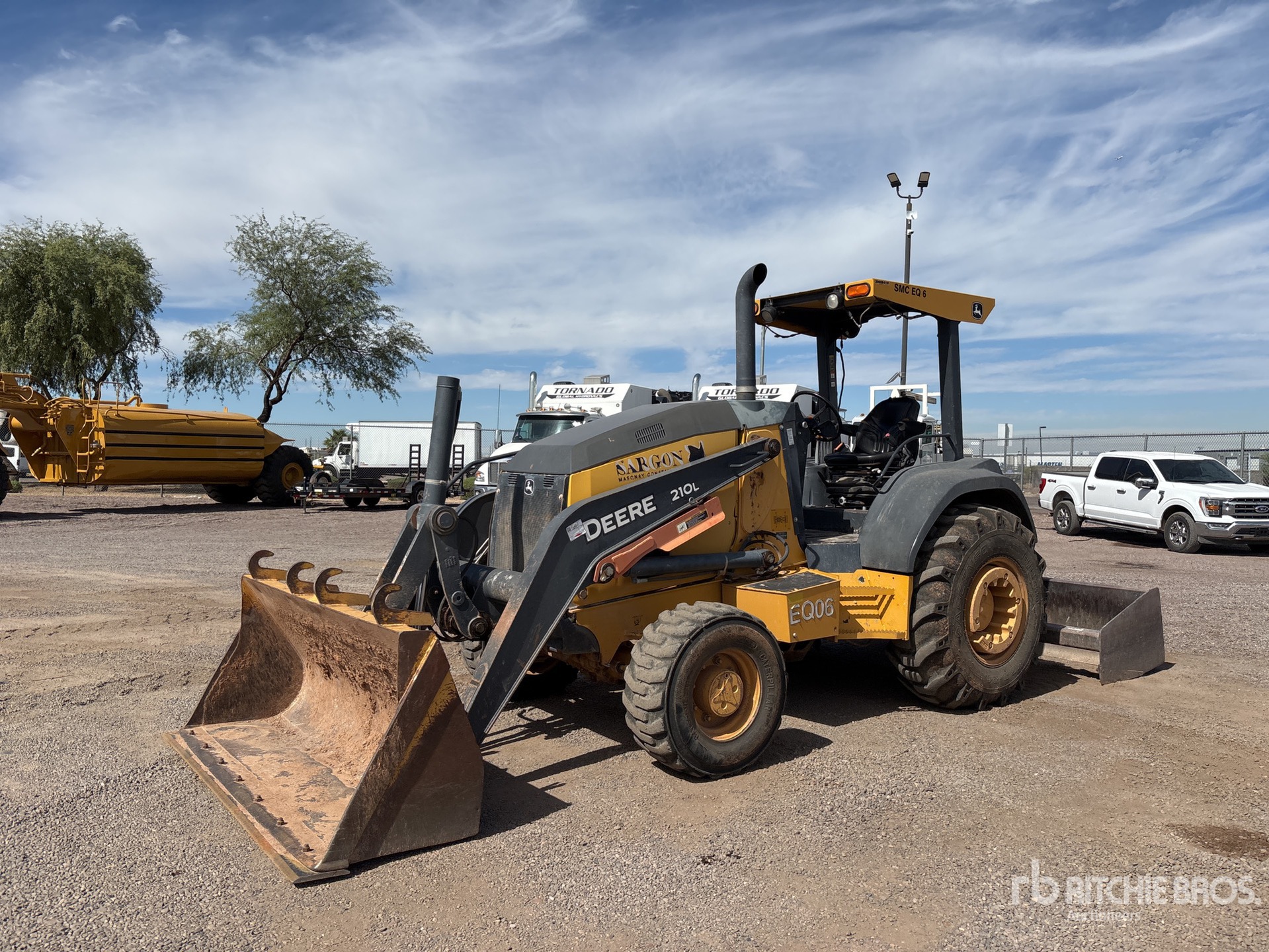 Photo of 2018 John Deere 210L