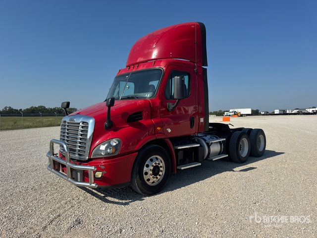 2016 Freightliner Cascadia 113 T/A Day Cab Truck Tractor