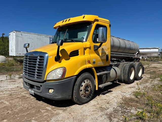 2017 Freightliner Cascadia 113 6x4 T/A Day Cab Truck Tractor