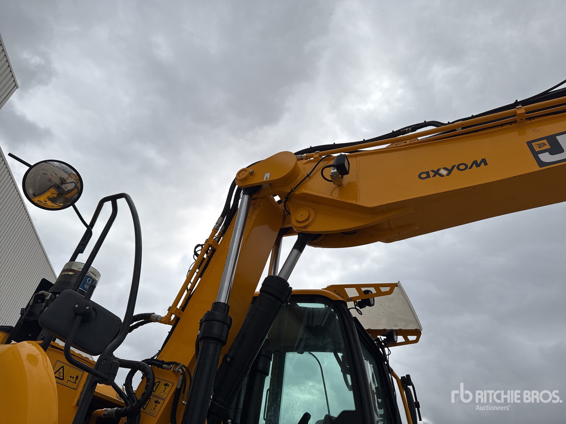 2023 JCB JS145WT-SV