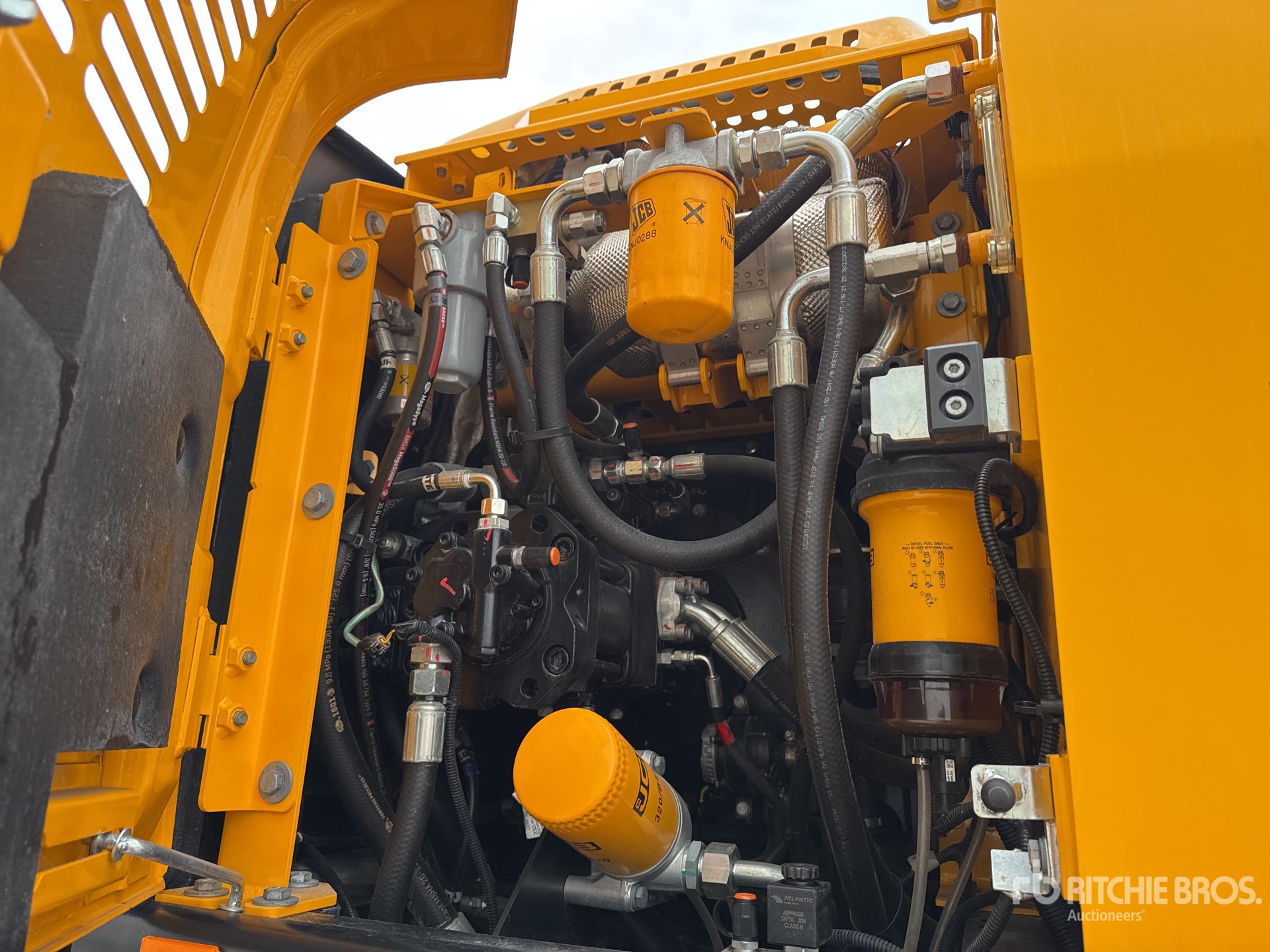 2023 JCB JS145WT-SV