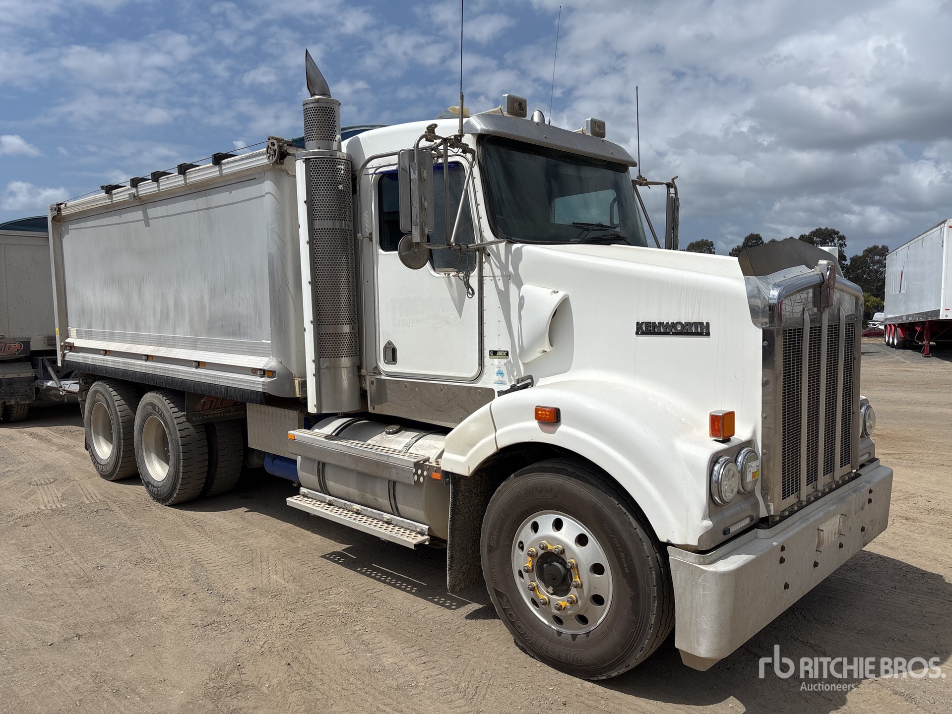 Photo of 2010 Kenworth T408SAR