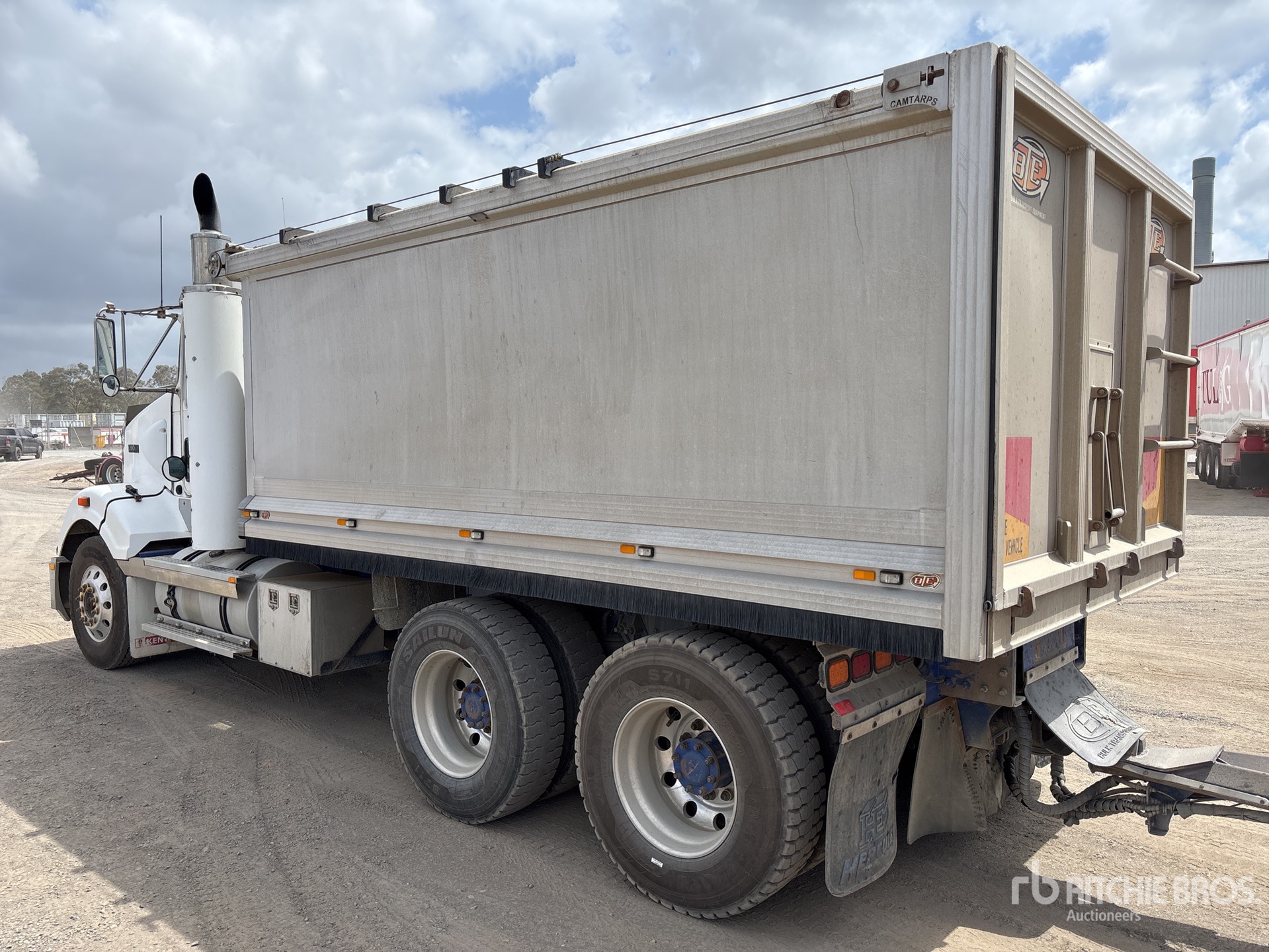 2010 Kenworth T408SAR