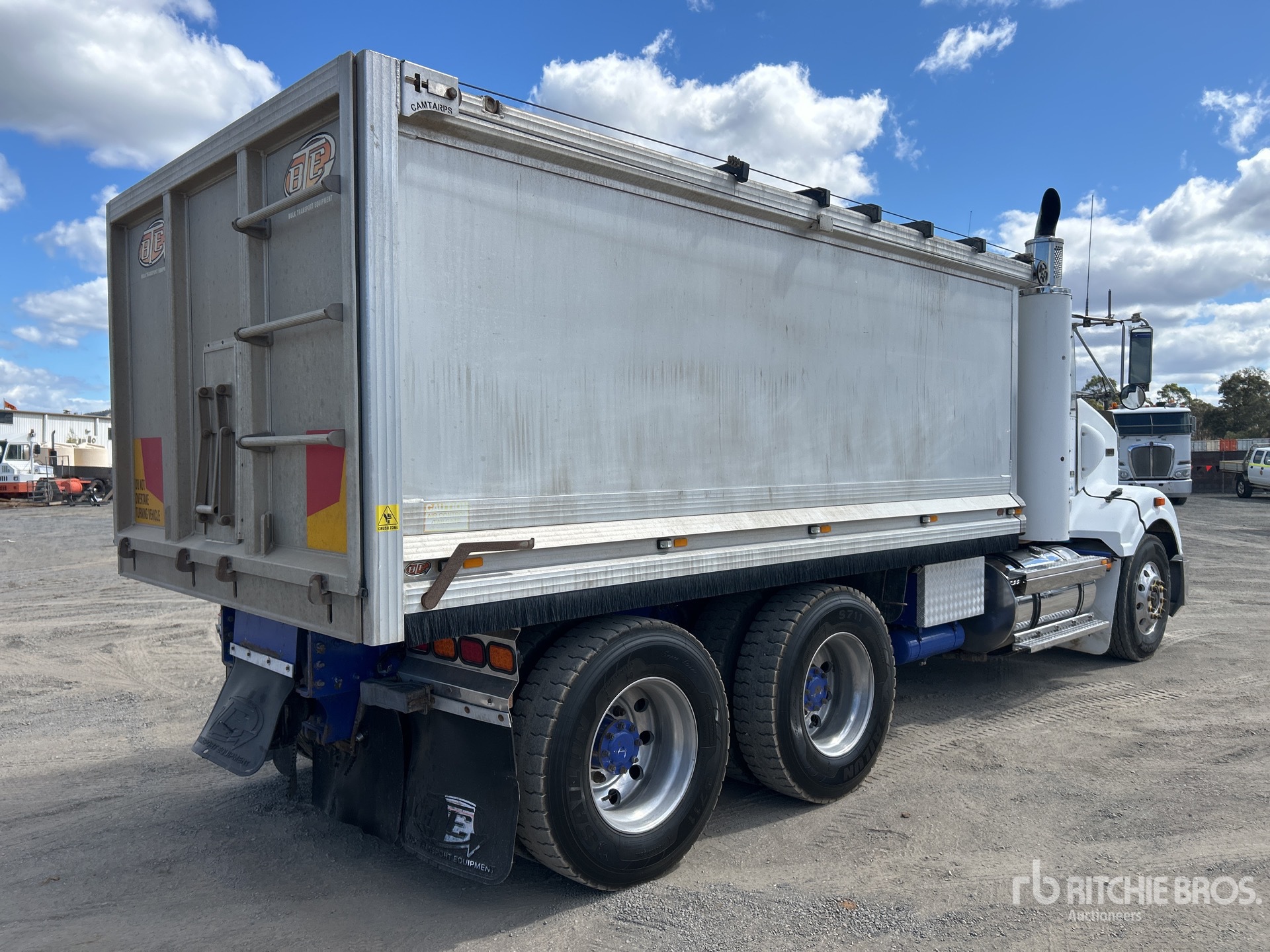 2010 Kenworth T408SAR