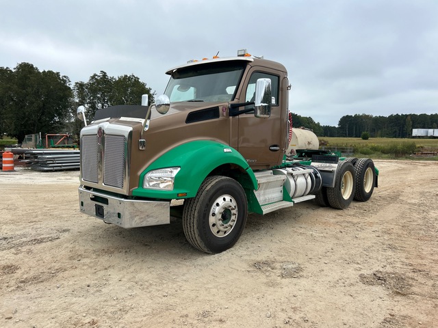 2020 Kenworth T880 6x4 T/A Day Cab Truck Tractor
