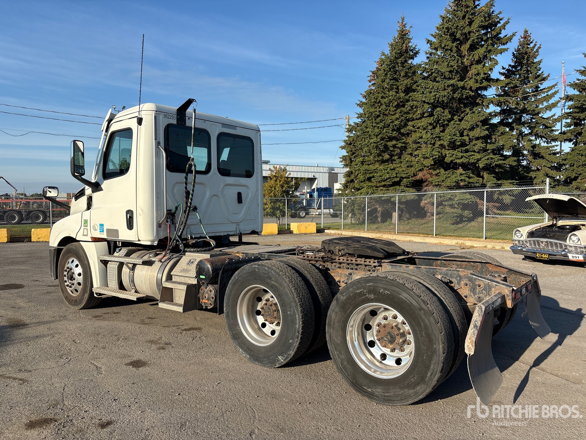 2020 Freightliner CASCADIA 126