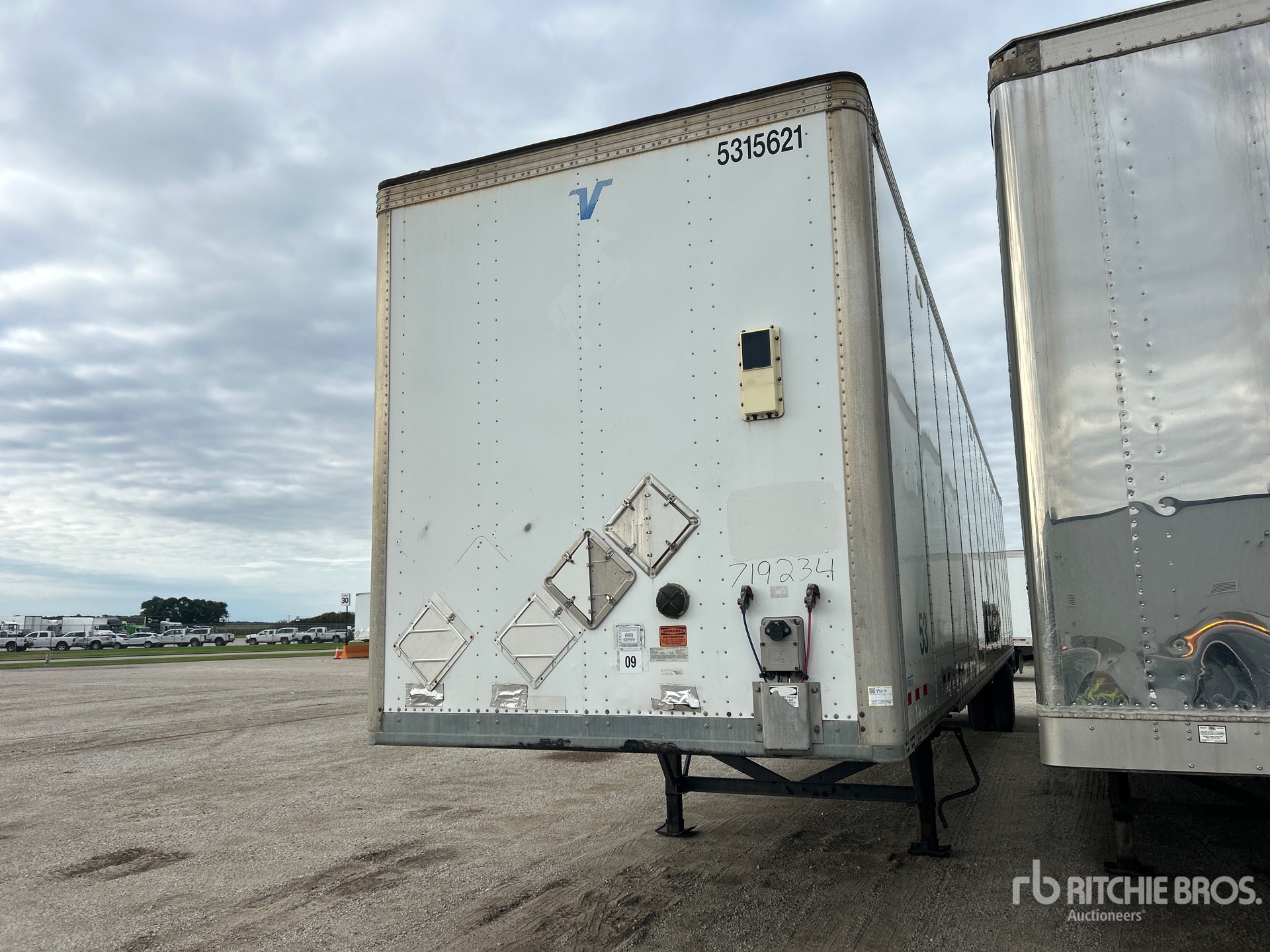 Photo of 2015 Vanguard 53 ft x 102 in T/A