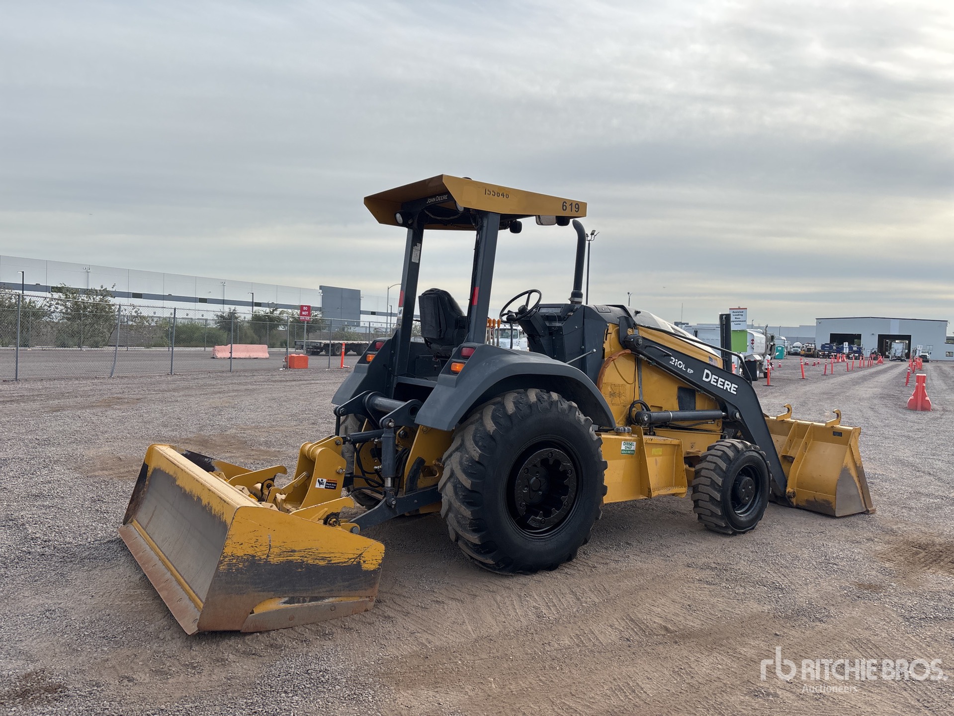 2015 John Deere 210L