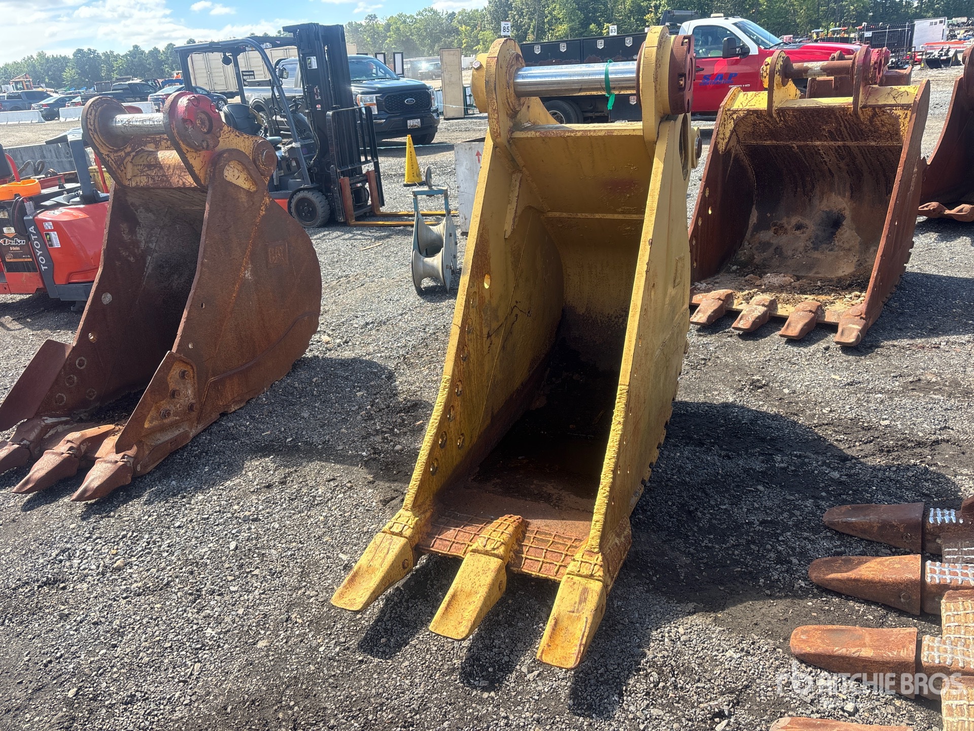 Photo of Caterpillar 30 in 1.25 cyd Digging - Fits C ...