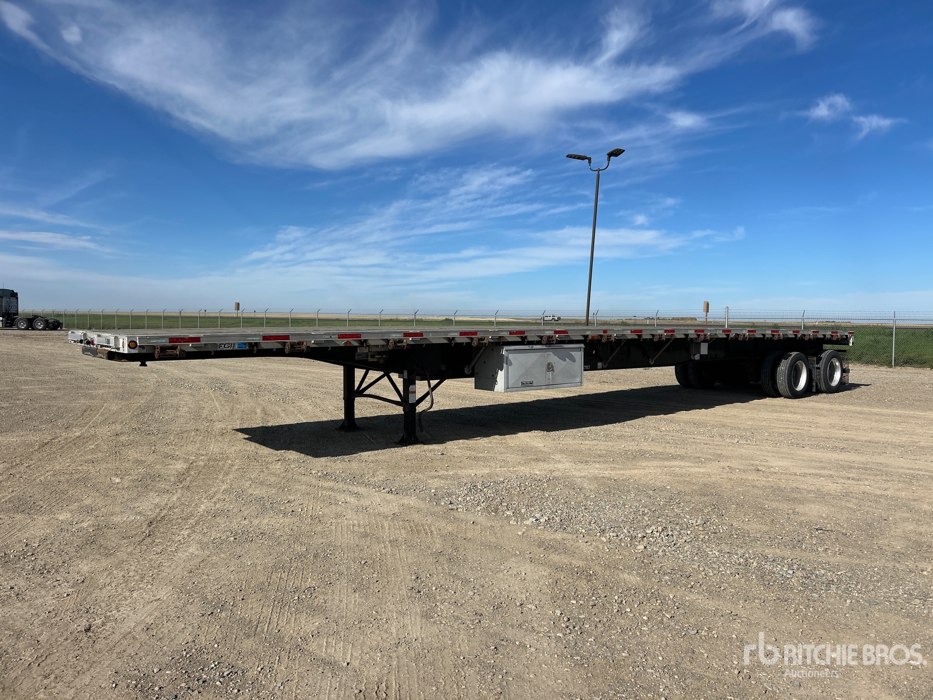 Photo of 2015 Load King  48 ft T/A Spread Axle
