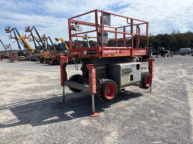 2015 (unverified) Skyjack SJ6832RT D/F Dual Fuel 4x4 Scissor Lift