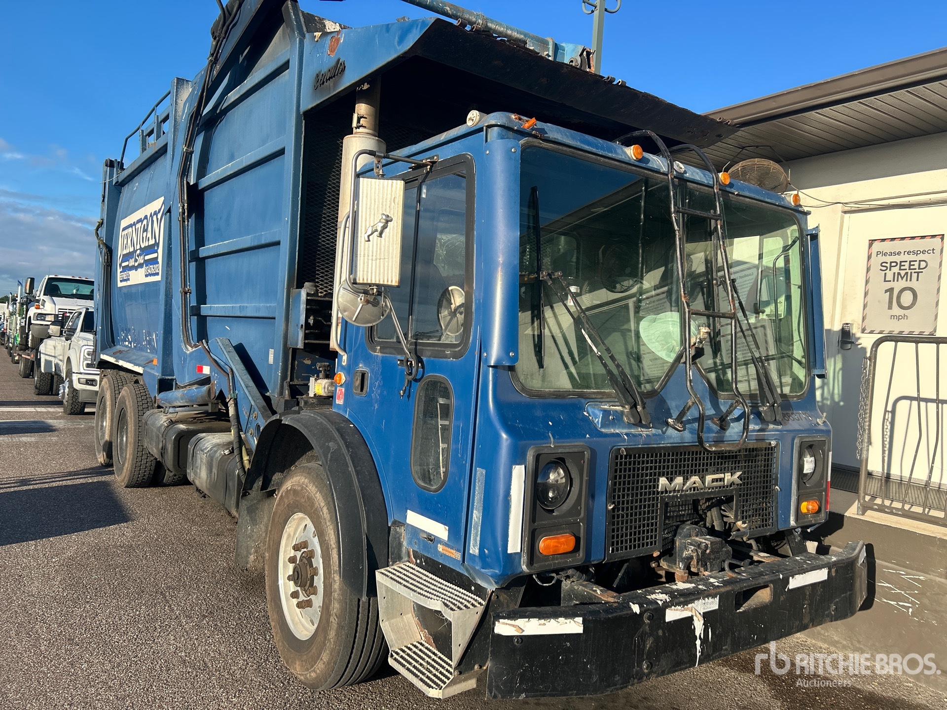 2001 Mack MR690S