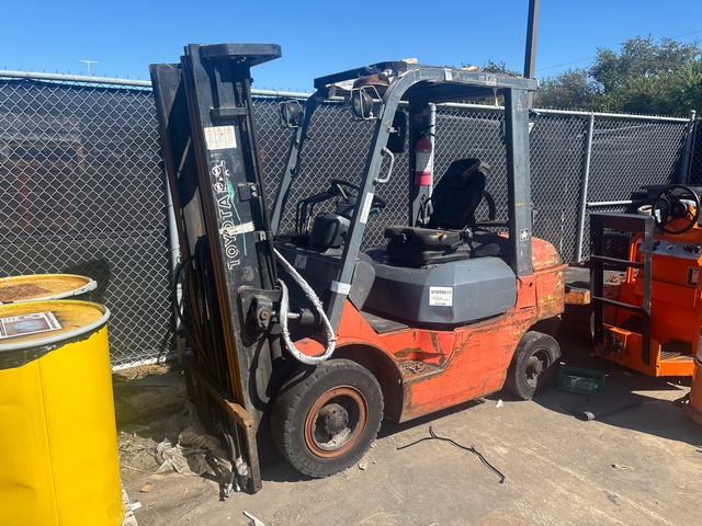 Toyota 7FGU25 2700 lb Pneumatic Tire Forklift Toyota 7FGU25 2700 lb Pneumatic Tire Forklift