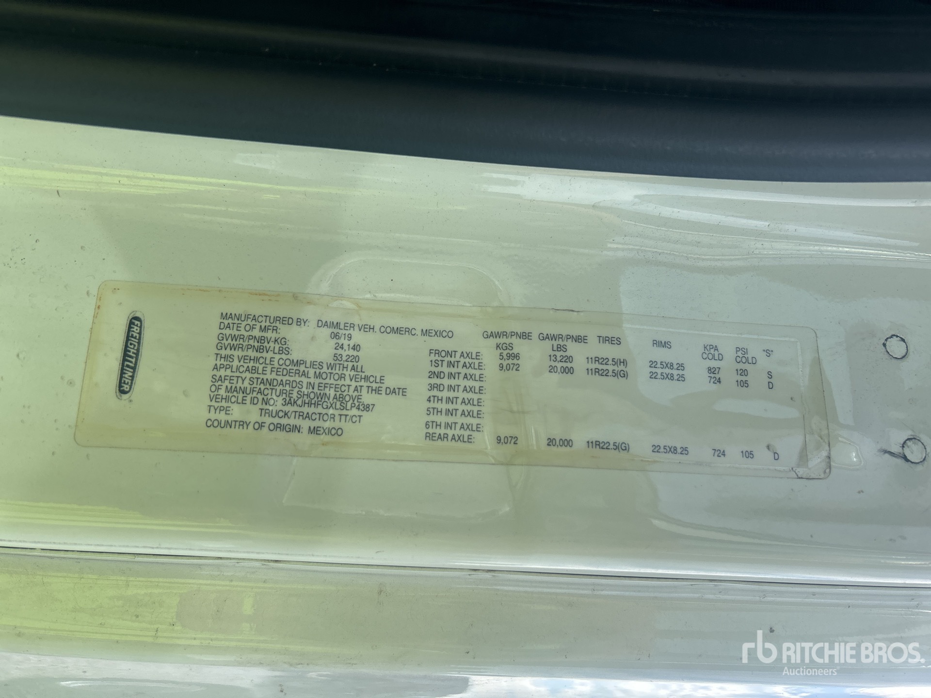 2020 Freightliner CASCADIA 126